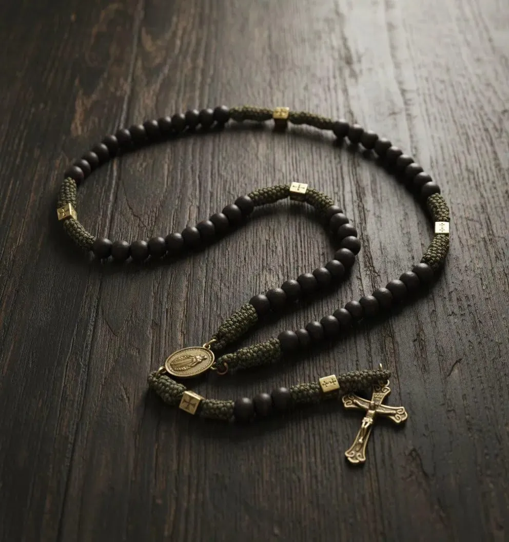 Collana con rosario in paracord resistente e robusto in metallo color bronzo antico, perline di preghiera nere opache con medaglia di San e crocifisso (Croce di Gesù con medaglia miracolosa) - immagine 4