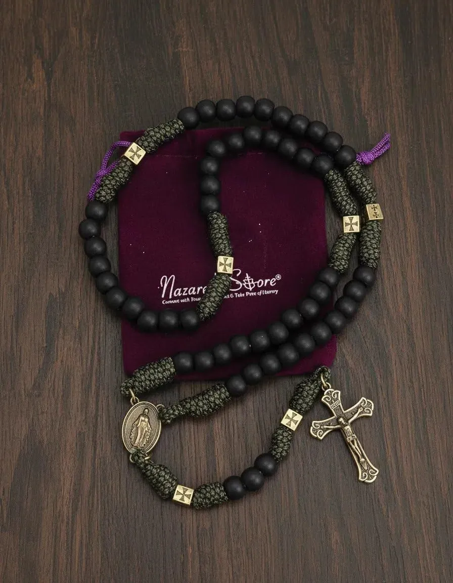 Collana con rosario in paracord resistente e robusto in metallo color bronzo antico, perline di preghiera nere opache con medaglia di San e crocifisso (Croce di Gesù con medaglia miracolosa) - immagine 5