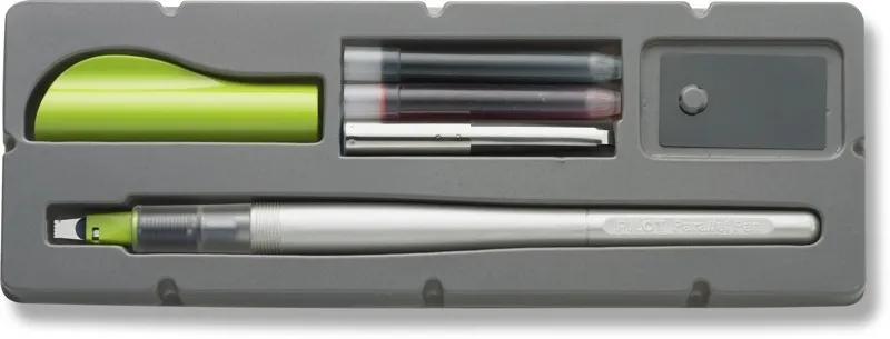 Pilot Pack di penna stilografica Parallel Pen da 38 mm - Punta in acciaio - Corsa da 38 mm - 2 ricariche kit per la pulizia interna ed esterna - Colore nero/rosso - immagine 1