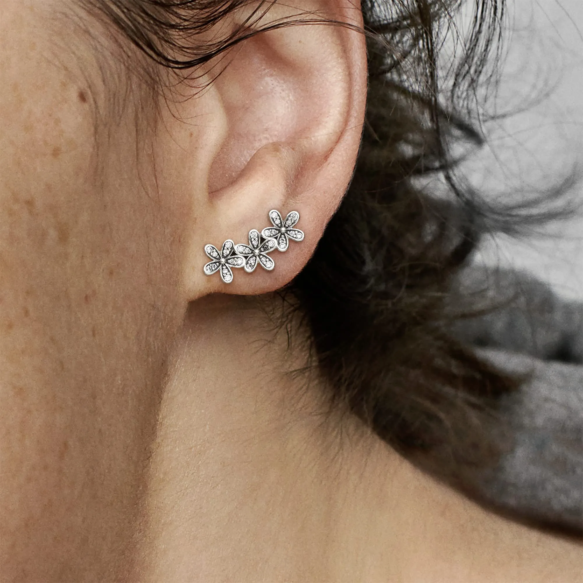PANDORA Orecchini a bottone con margherita in argento con zirconi cubici trasparenti - immagine 3
