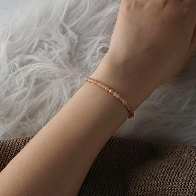 Ruby Bracciale con perle da donna - Bracciale di alta qualità da 4 mm realizzato con pietre naturali autentiche sfaccettate - Con confezione regalo inclusa - immagine 2