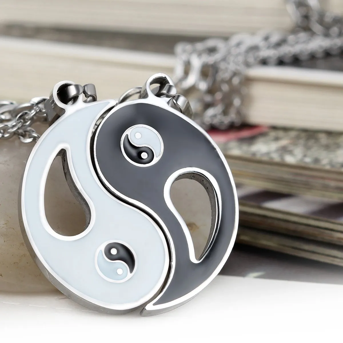 Flongo 2pcs Bracciali per Amanti Coppie, Yin Yang Tai Chi Ciondolo Nero Bianco, Bracciali in Pelle Intrecciata Tribal, Buon Regalo di San Valentino/Natale (Collana) - immagine 2