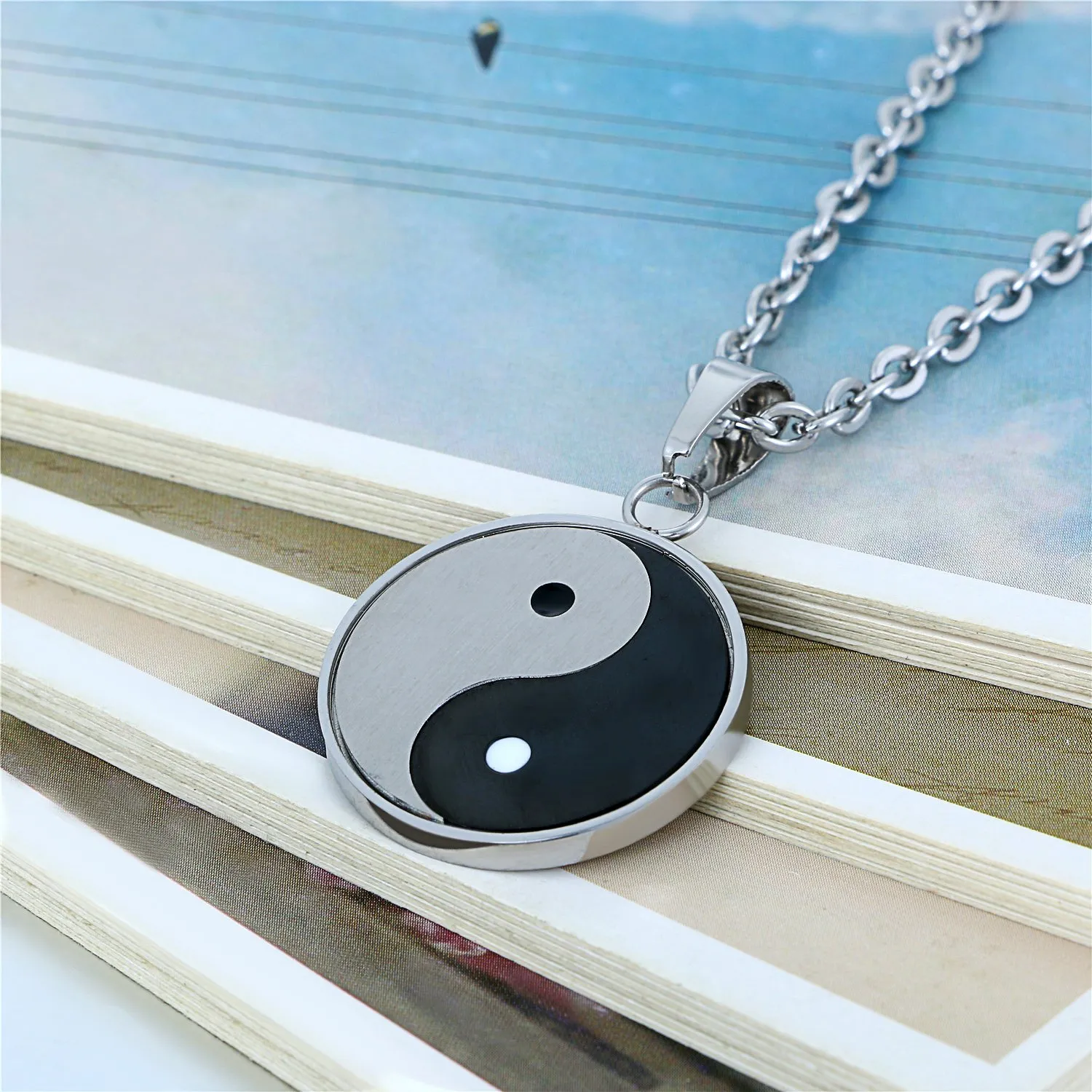 Flongo 2pcs Bracciali per Amanti Coppie, Yin Yang Tai Chi Ciondolo Nero Bianco, Bracciali in Pelle Intrecciata Tribal, Buon Regalo di San Valentino/Natale (Collana Uno) - immagine 2