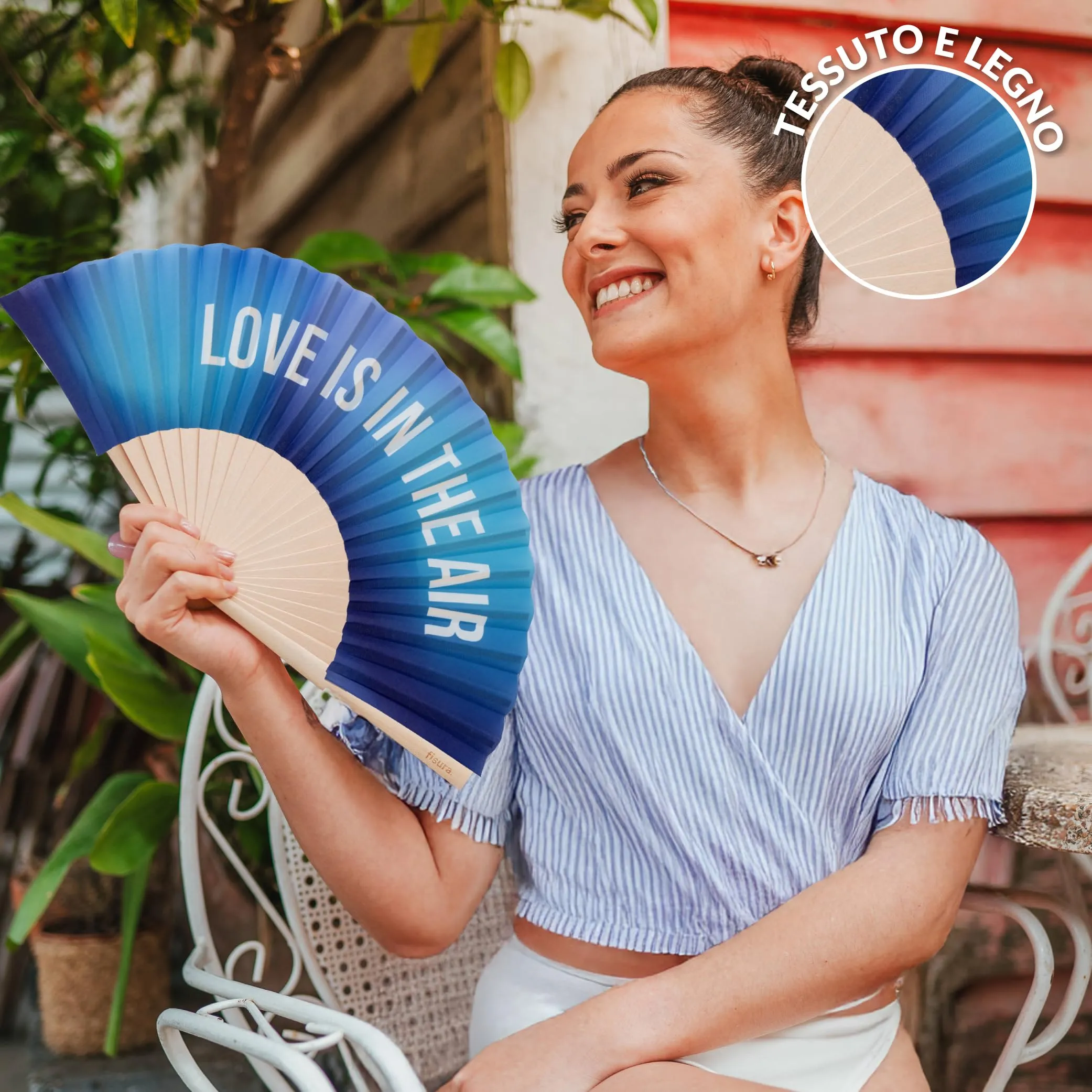 Fisura – Ventaglio in legno per matrimoni con messaggio “love is in the air”. Ventaglio portatile sfumato blu, accessorio elegante con gancio incluso. Dimensioni: 42,5 x 23 cm - immagine 4