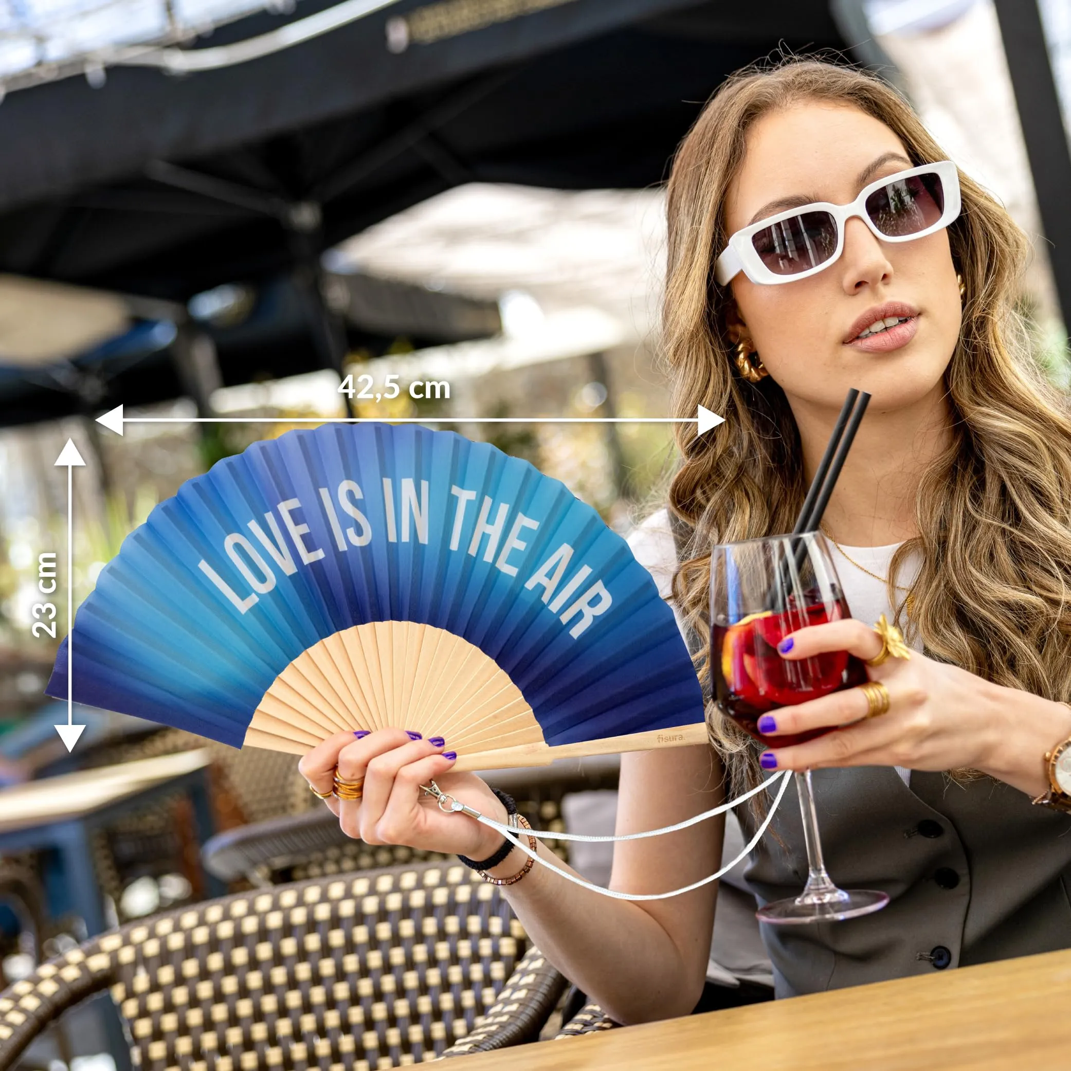 Fisura – Ventaglio in legno per matrimoni con messaggio “love is in the air”. Ventaglio portatile sfumato blu, accessorio elegante con gancio incluso. Dimensioni: 42,5 x 23 cm - immagine 5