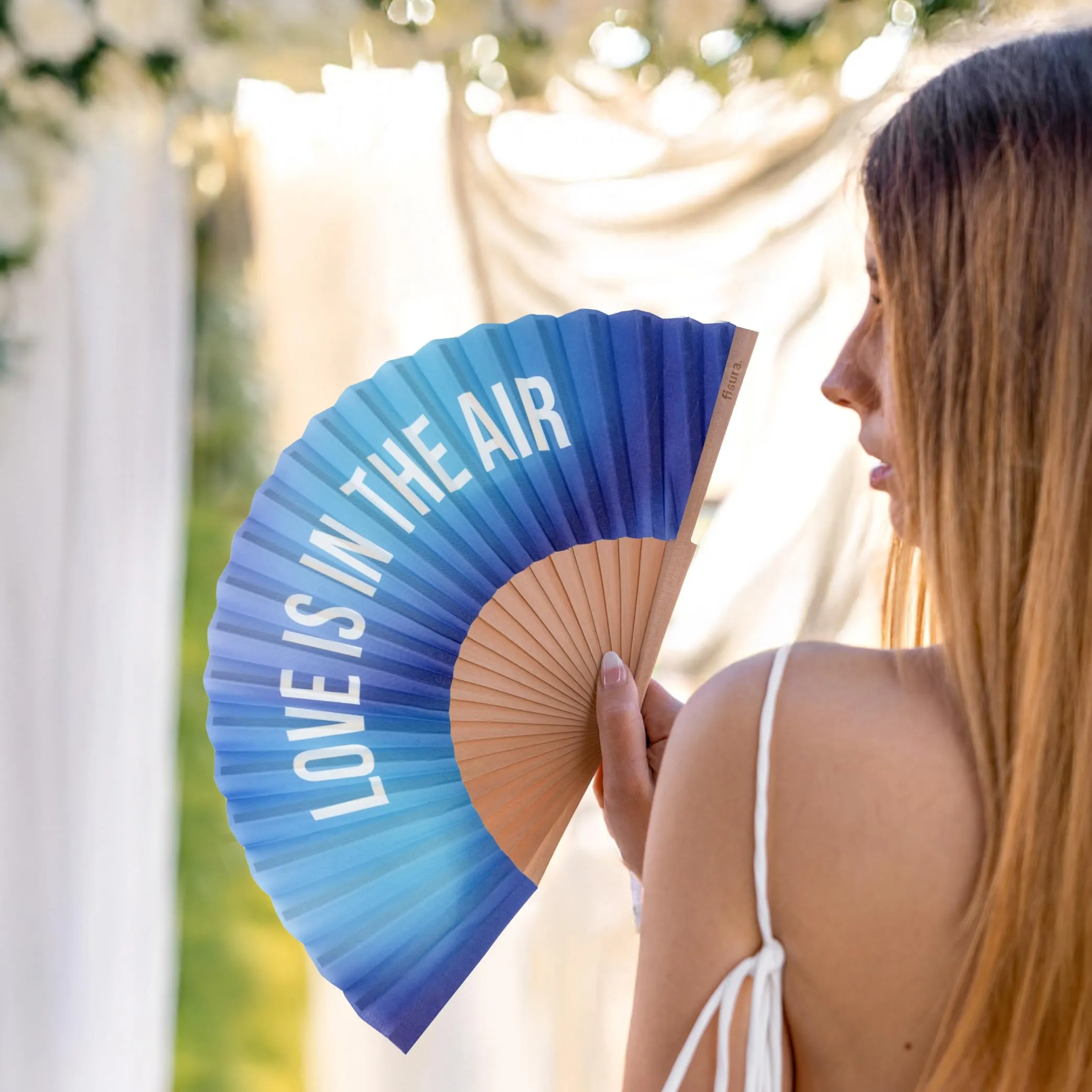 Fisura – Ventaglio in legno per matrimoni con messaggio “love is in the air”. Ventaglio portatile sfumato blu, accessorio elegante con gancio incluso. Dimensioni: 42,5 x 23 cm - immagine 6