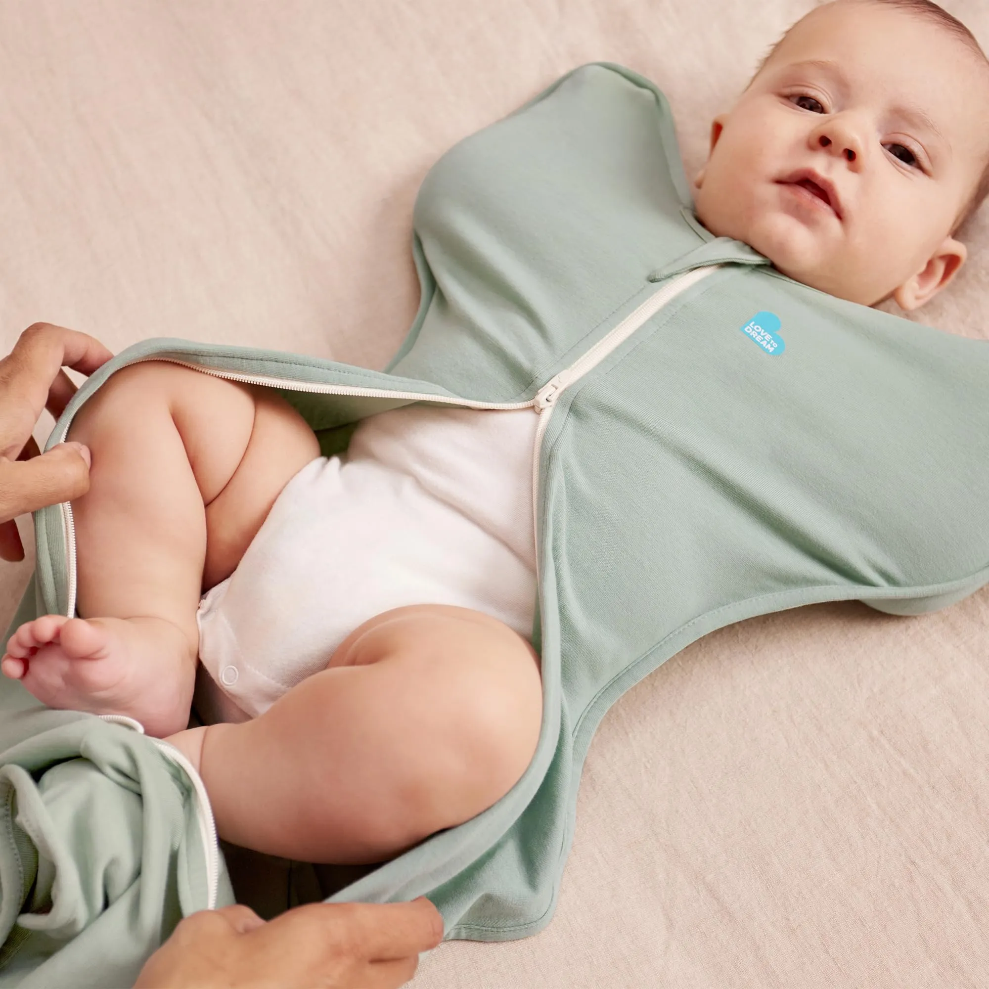Love To Dream Swaddle UP, taglia piccola 3,5–6 kg - Oliva | Vestibilità aderente, favorisce un sonno sano | 0,2 Tog per primavera ed estate (24–27°C) | Cotone e doppia cerniera - immagine 6