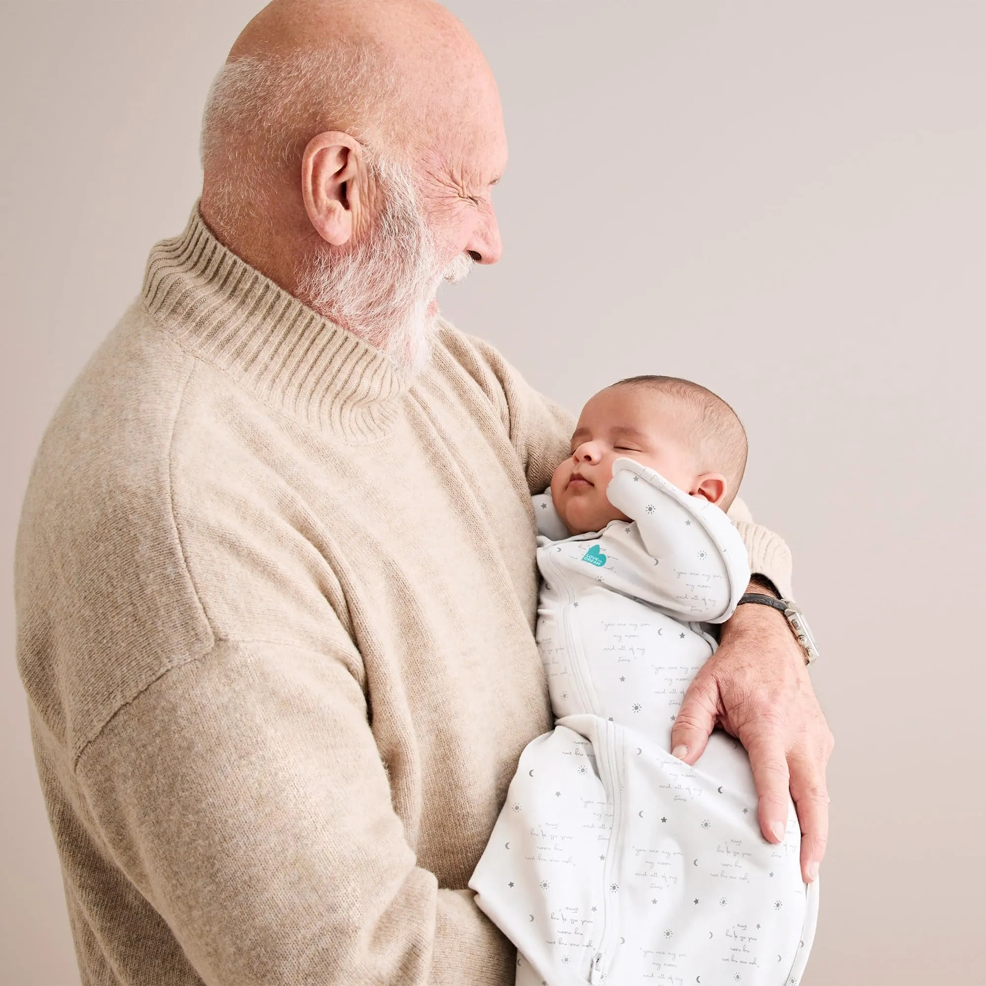 Love To Dream Swaddle UP, taglia media 6–8,5 kg - You Are My White | Vestibilità aderente, favorisce un sonno sano | 0,2 Tog per primavera ed estate (24–27°C) | Cotone e doppia cerniera - immagine 9