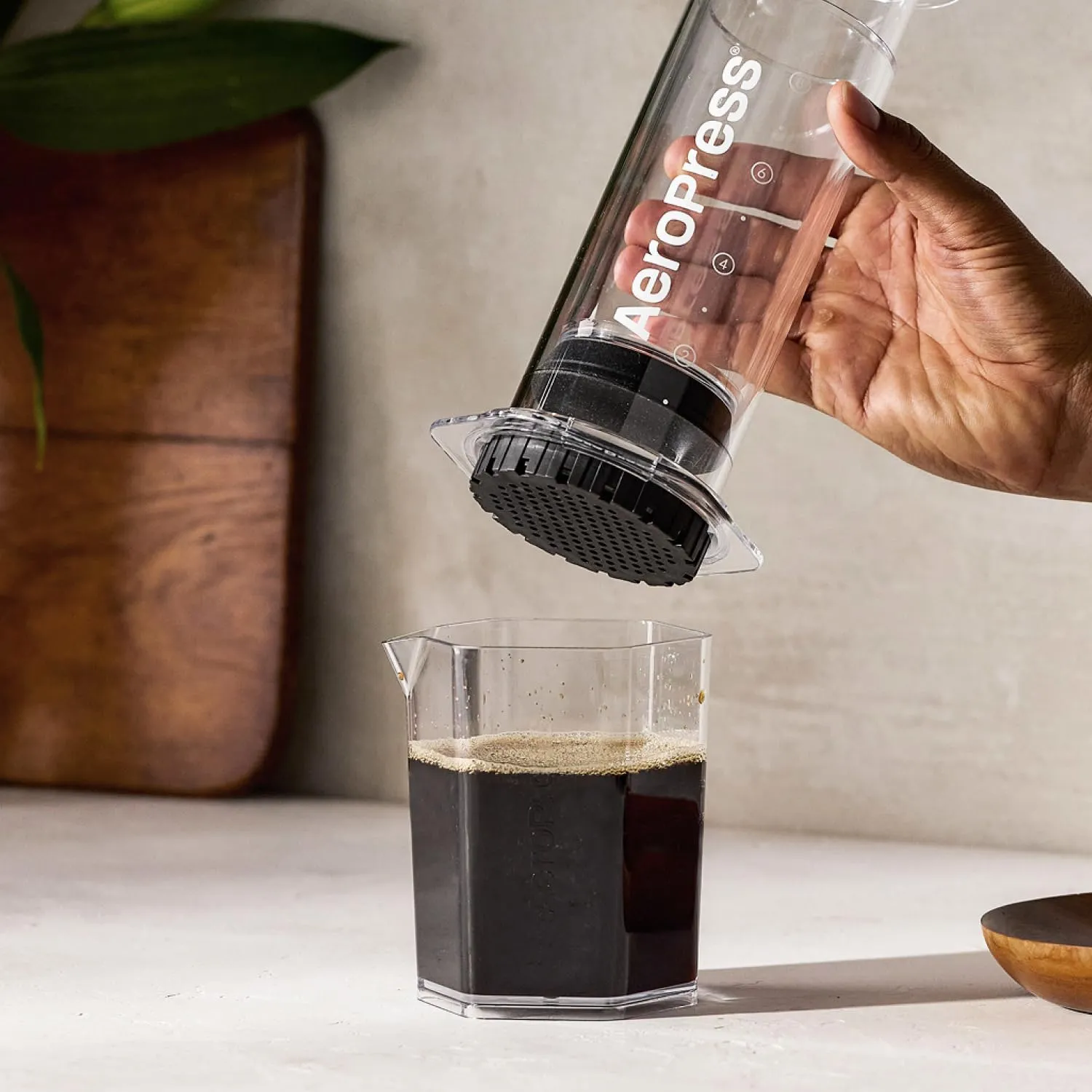 AeroPress Clear XL Coffee Press, grande French Press tutto-in-uno, macchina da caffè manuale stile espresso e pour-over, pronta in 2 minuti, portatile per viaggio e campeggio - immagine 5