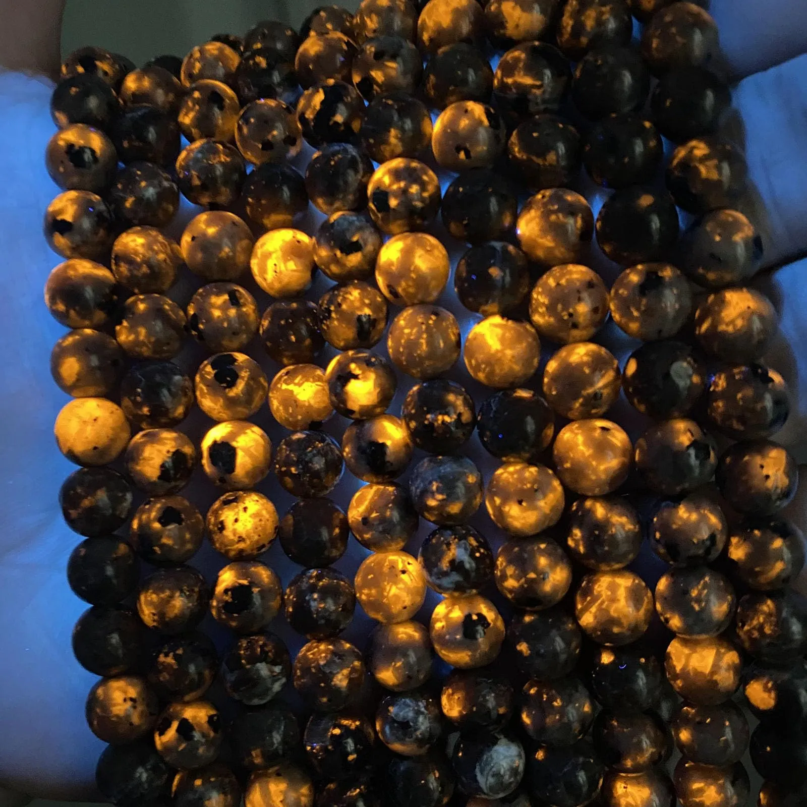 12 mm 28PSC Fiamma Yooperlite perline sfuse per la creazione di gioielli fai da te braccialetti mostrano il colore della fiamma sotto l'irradiazione delle lampade UV - immagine 1