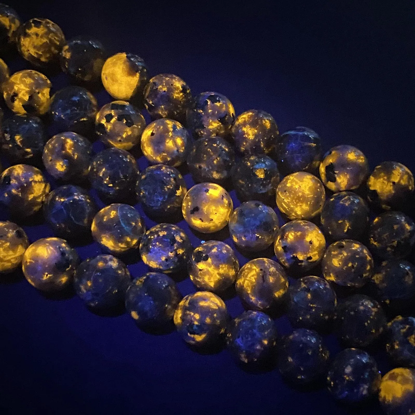 Perline sfuse in pietra Yooperlite, 8 mm, 43 pezzi, per la creazione di gioielli fai da te, mostrano il colore della fiamma sotto l'irradiazione delle lampade UV - immagine 3