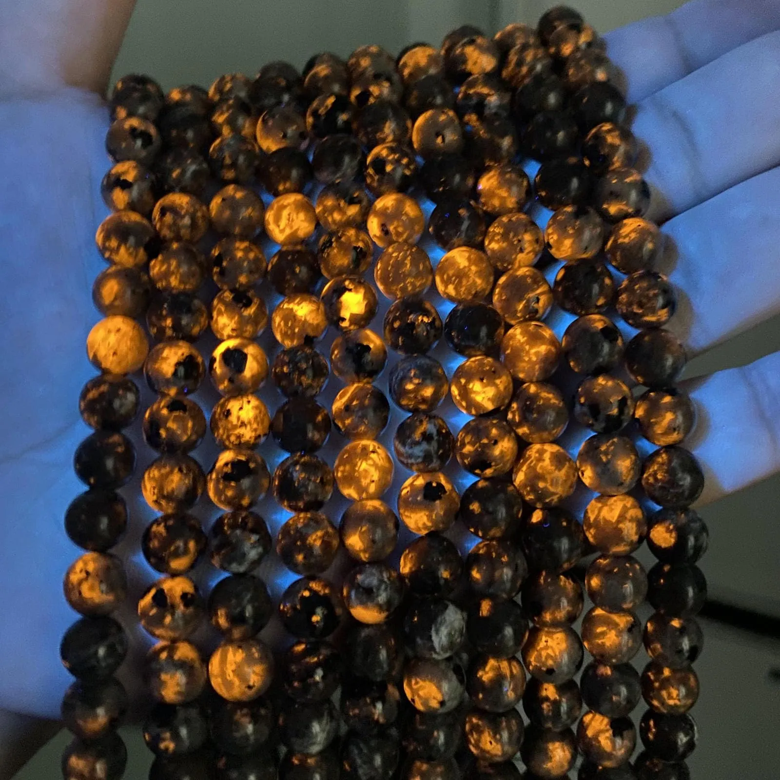 Perline sfuse in pietra Yooperlite a forma di fiamma, 4 mm, 80 pezzi, per la creazione di gioielli, braccialetti fai da te, mostrano il colore della fiamma sotto l'irradiazione delle lampade UV - immagine 2