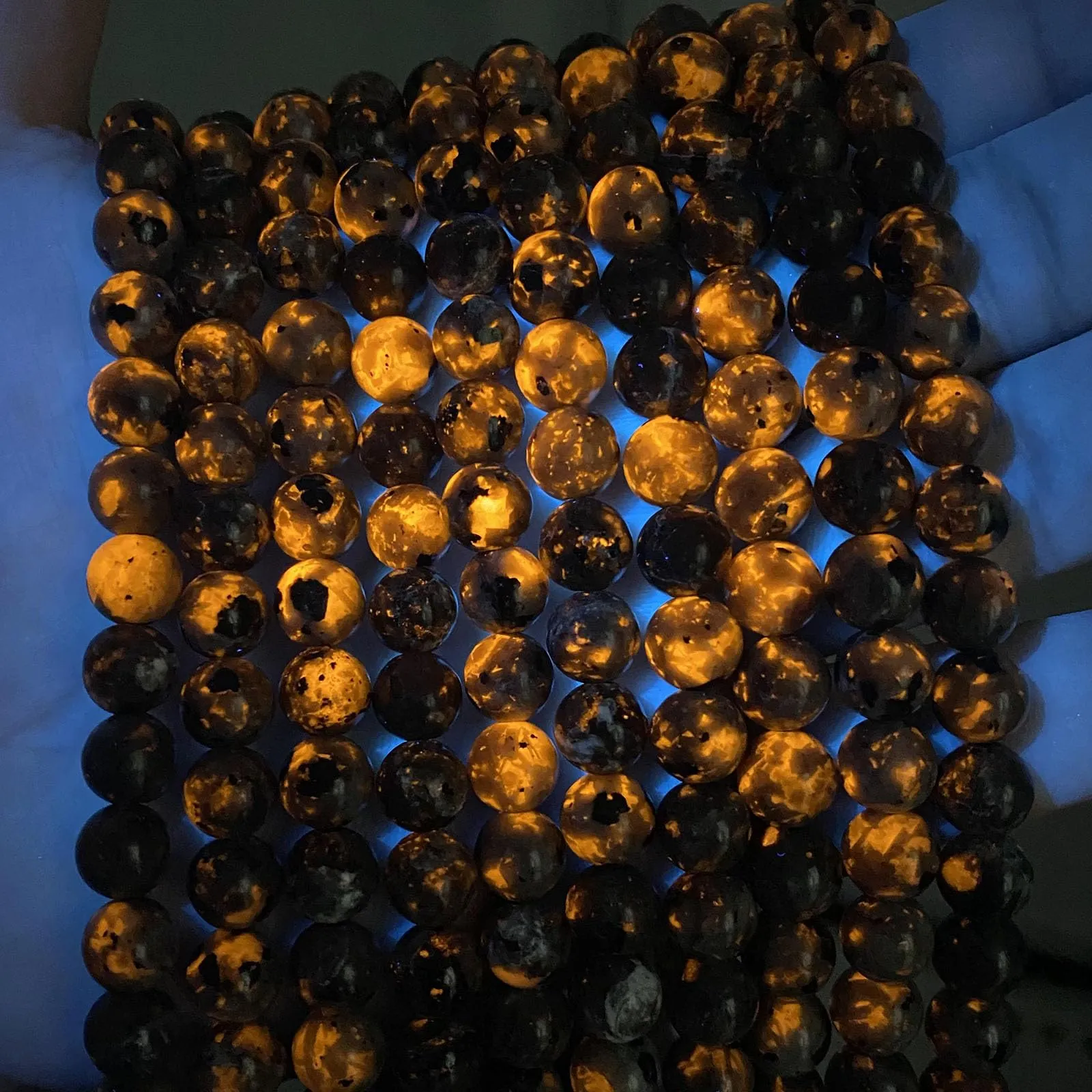110 perline sfuse in pietra Yooperlite a forma di fiamma, da 6 mm, per la creazione di gioielli, braccialetti fai da te, mostrano il colore della fiamma sotto l'irradiazione delle lampade UV, 2 fili - immagine 2