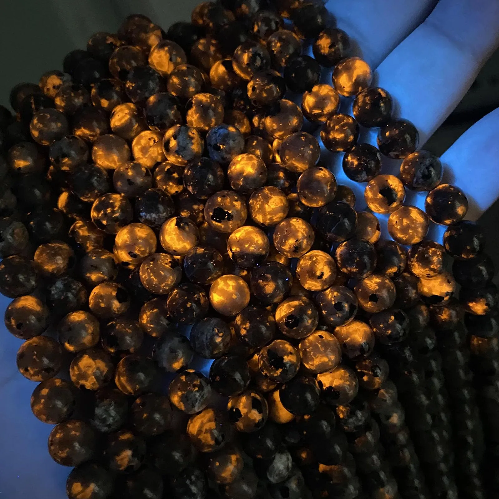 85 perline sfuse in pietra Yooperlite a forma di fiamma, 8 mm, per la creazione di gioielli fai da te, mostrano il colore della fiamma sotto l'irradiazione delle lampade UV, 2 fili - immagine 4