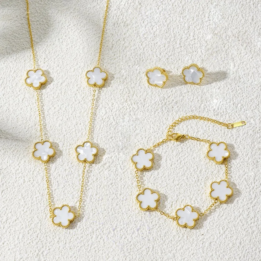 XIWCAFC Parure Gioielli Quadrifoglio da Donna 18K Placcato Oro Acciaio Inossidabile Fortunato Quadrifoglio Collana Orecchini Bracciali Set di Gioielli Sposa Regalo Dirndl Gioielli (Bianco) - immagine 4