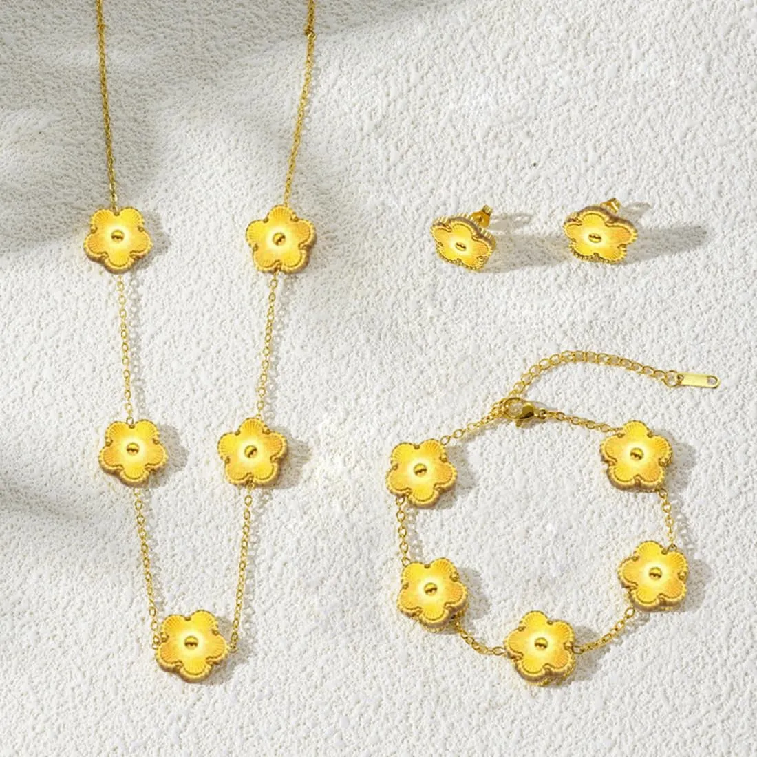 XIWCAFC Parure Gioielli Quadrifoglio da Donna 18K Placcato Oro Acciaio Inossidabile Fortunato Quadrifoglio Collana Orecchini Bracciali Set di Gioielli Sposa Regalo Dirndl Gioielli (Oro) - immagine 3