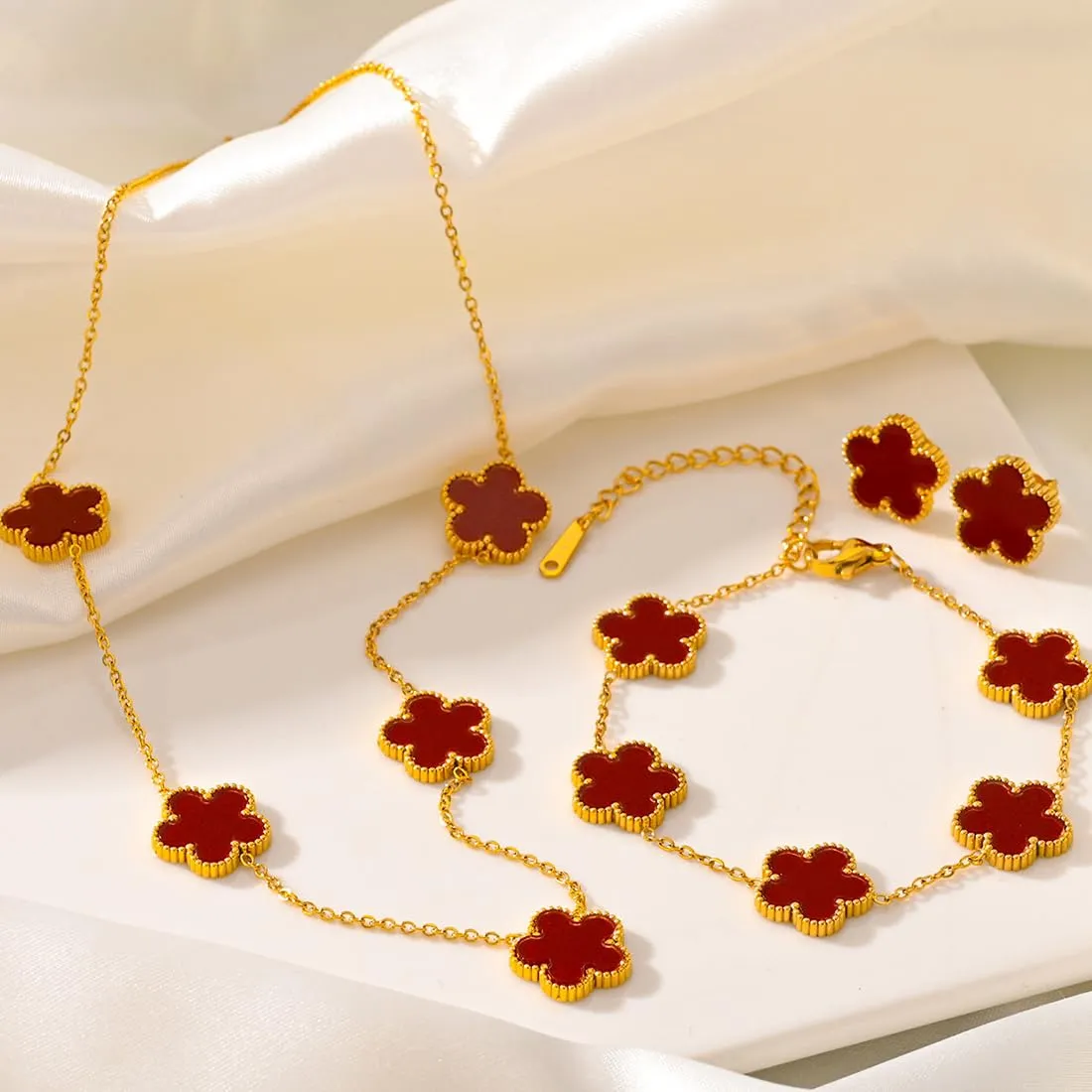 XIWCAFC Parure Gioielli Quadrifoglio da Donna 18K Placcato Oro Acciaio Inossidabile Fortunato Quadrifoglio Collana Orecchini Bracciali Set di Gioielli Sposa Regalo Dirndl Gioielli (Rosso) - immagine 2