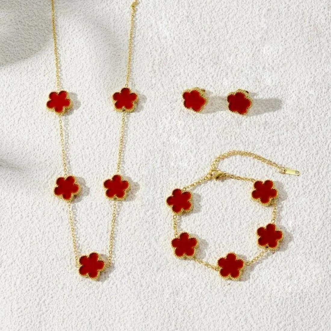XIWCAFC Parure Gioielli Quadrifoglio da Donna 18K Placcato Oro Acciaio Inossidabile Fortunato Quadrifoglio Collana Orecchini Bracciali Set di Gioielli Sposa Regalo Dirndl Gioielli (Rosso) - immagine 3
