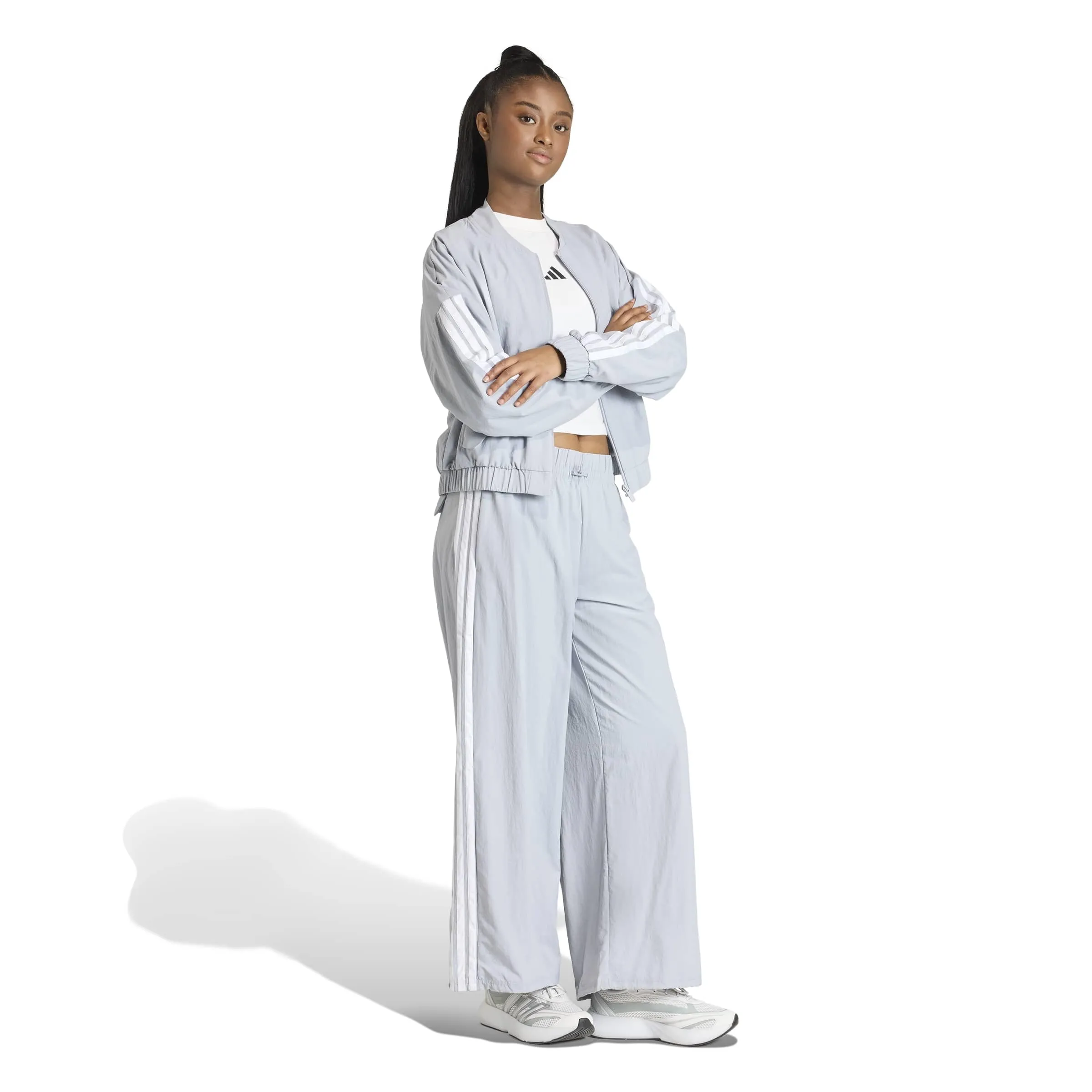 adidas Pantaloni da donna Essentials a 3 strisce Lifestyle Woven, Halo argento/bianco, L - immagine 2