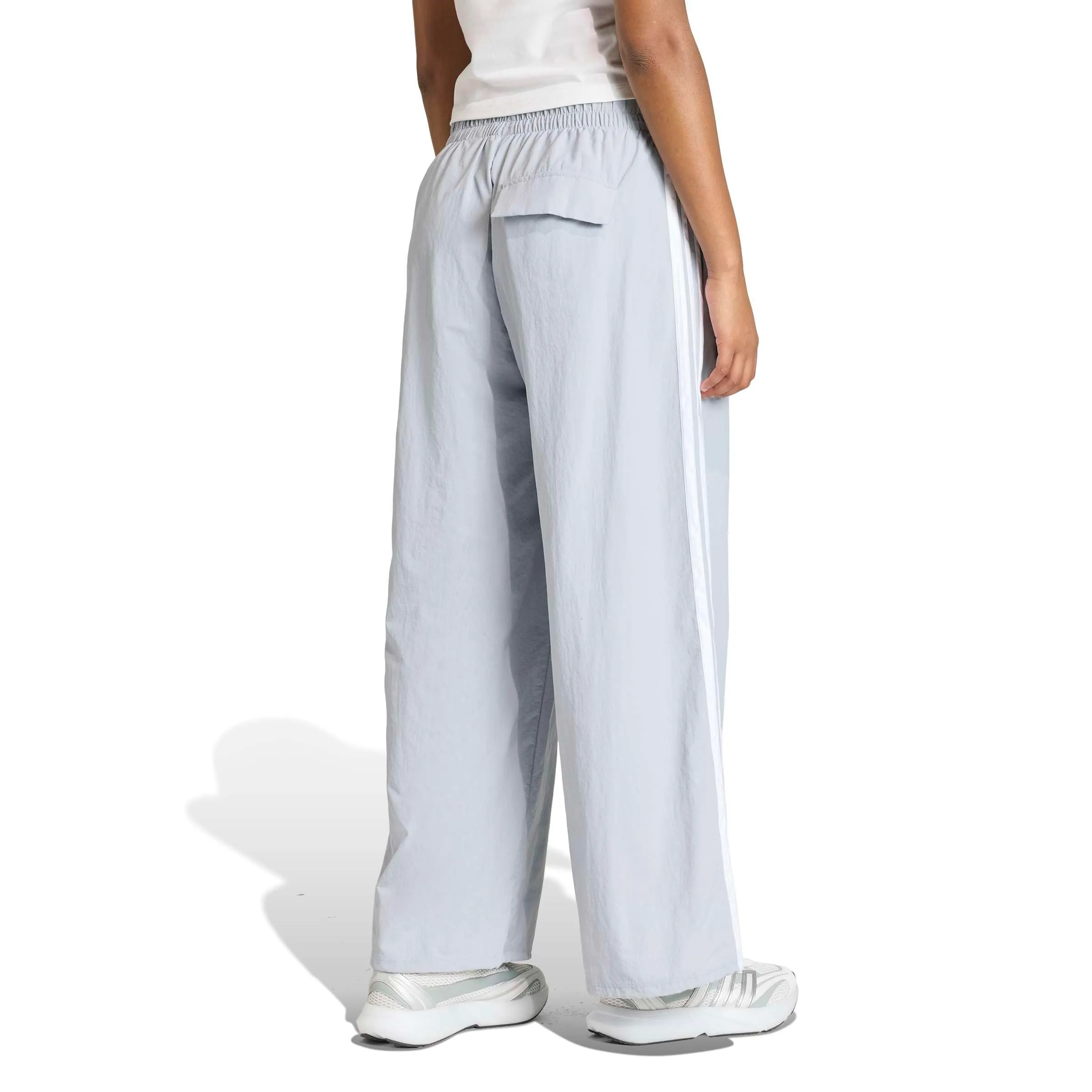 adidas Pantaloni da donna Essentials a 3 strisce Lifestyle Woven, Halo argento/bianco, L - immagine 3