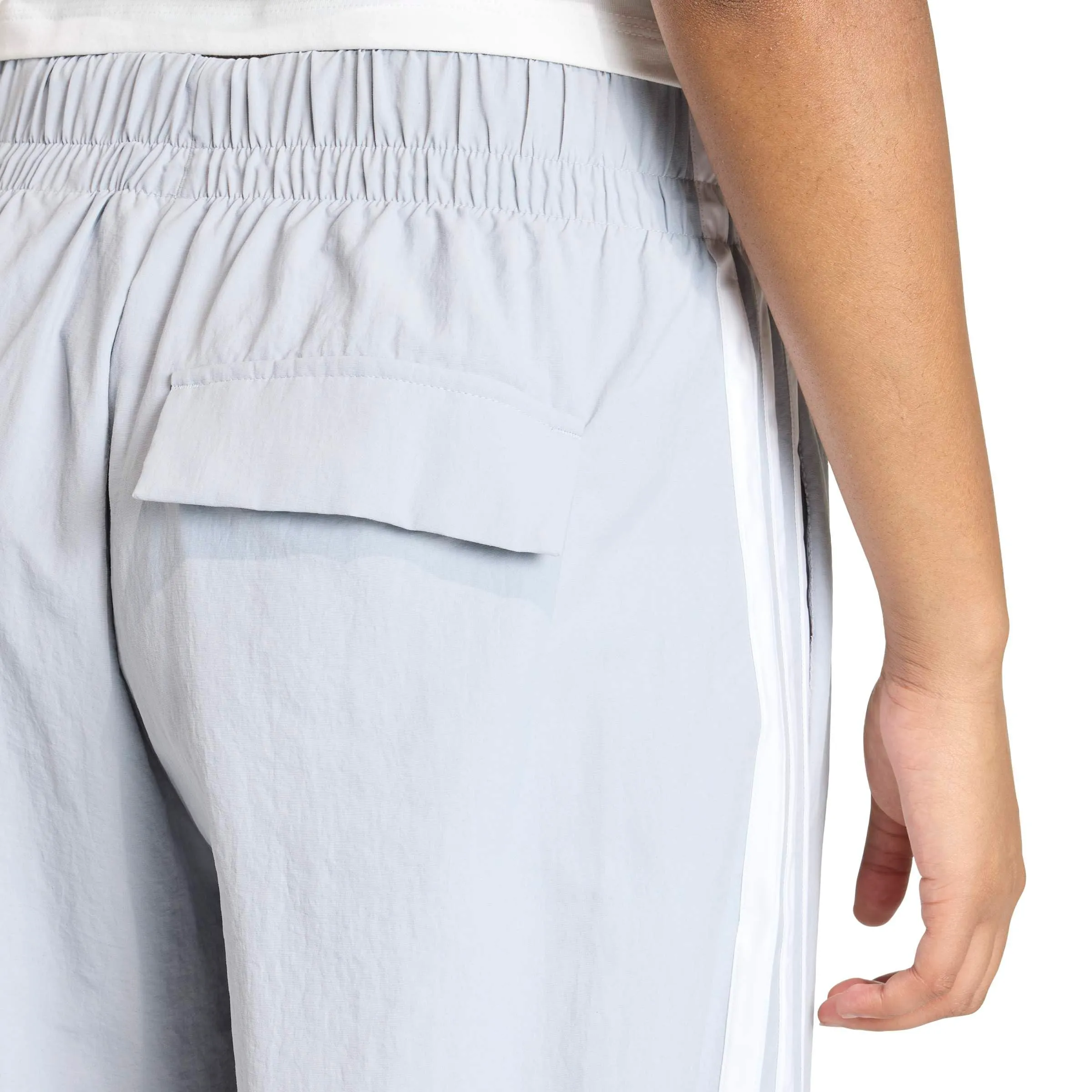 adidas Pantaloni da donna Essentials a 3 strisce Lifestyle Woven, Halo argento/bianco, L - immagine 4