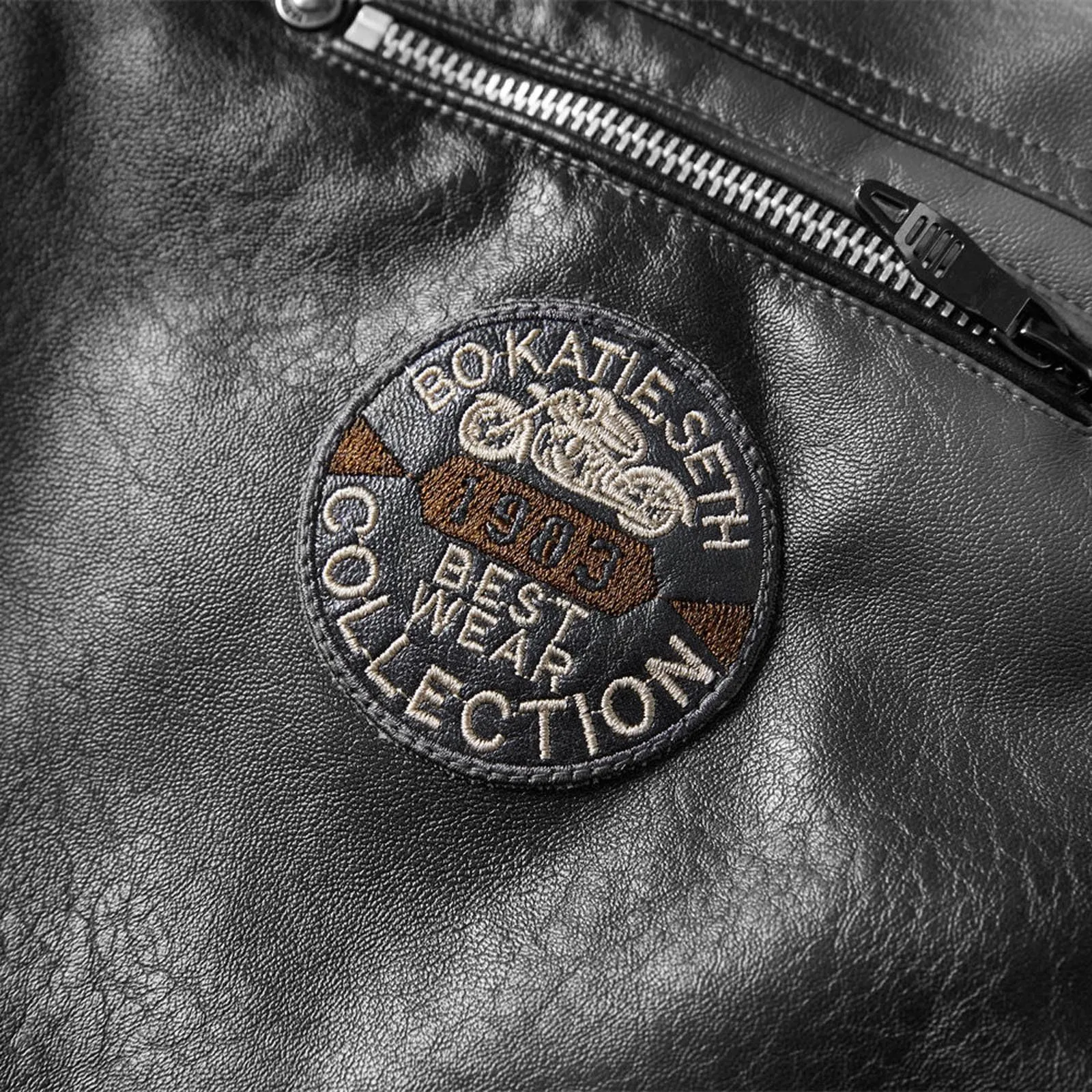 Giacca di Pelle Casual da Uomo, Pu Bomber Moto Slim Fit Colletto Casual con Cerniera Cappotto Antivento Giacca a Vento Soft Touch Classico Giubbotto Moto Estivo Giacca Lunga Soffice E Resistente - immagine 6