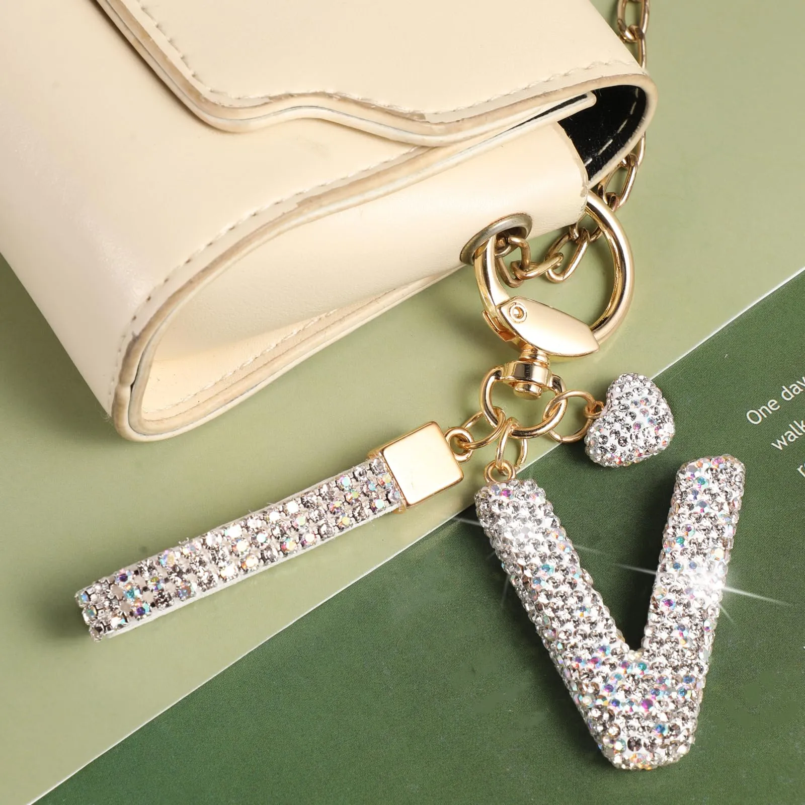 MWOOT Cristalli Lettera Portachiavi, Carini Keyring Ciondoli con Nome, Iniziale Anelli Portachiavi Donna, Casa Nuova Accessori Macchina Auto Keychain Regalo Amica Compleanno(V) - immagine 2