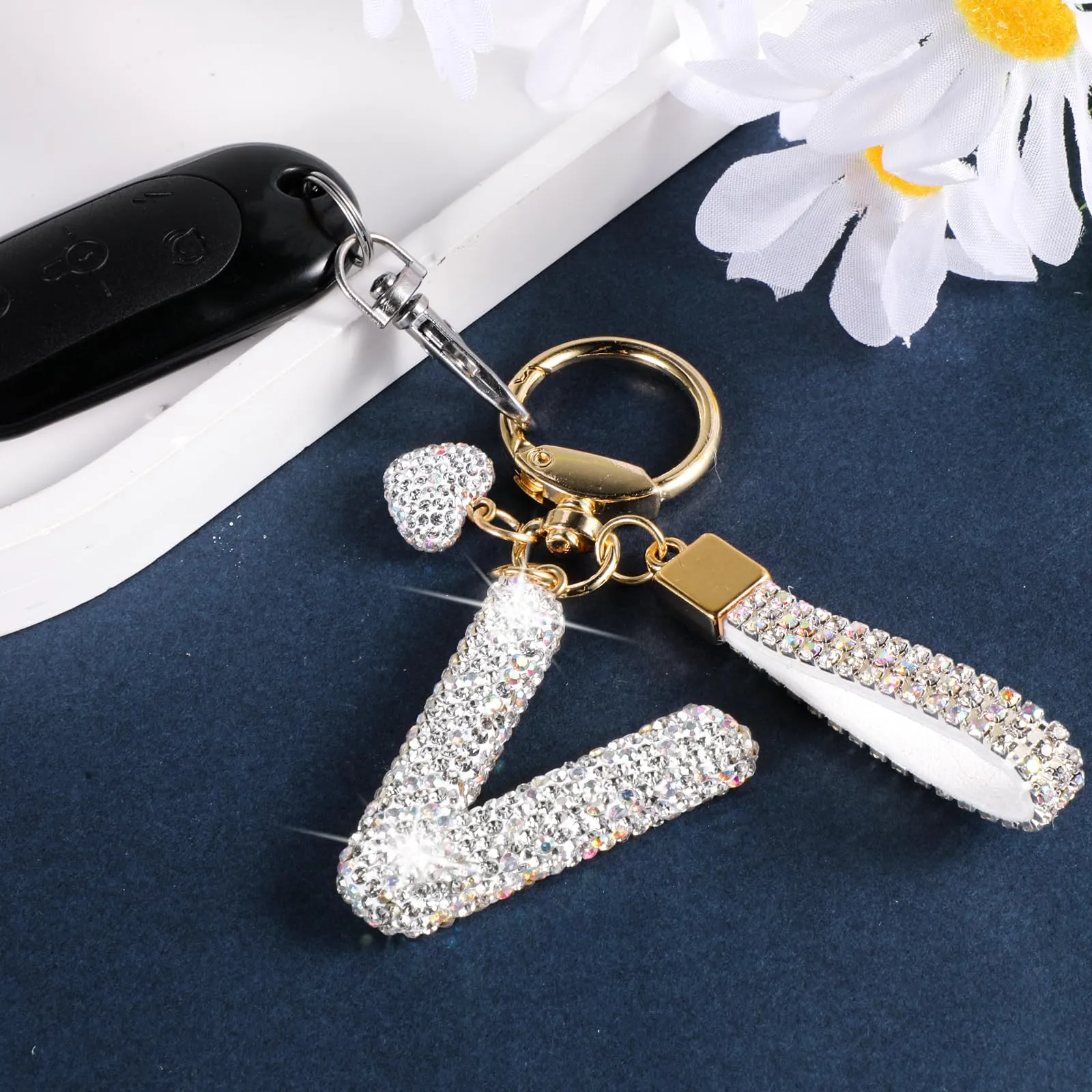 MWOOT Cristalli Lettera Portachiavi, Carini Keyring Ciondoli con Nome, Iniziale Anelli Portachiavi Donna, Casa Nuova Accessori Macchina Auto Keychain Regalo Amica Compleanno(V) - immagine 4
