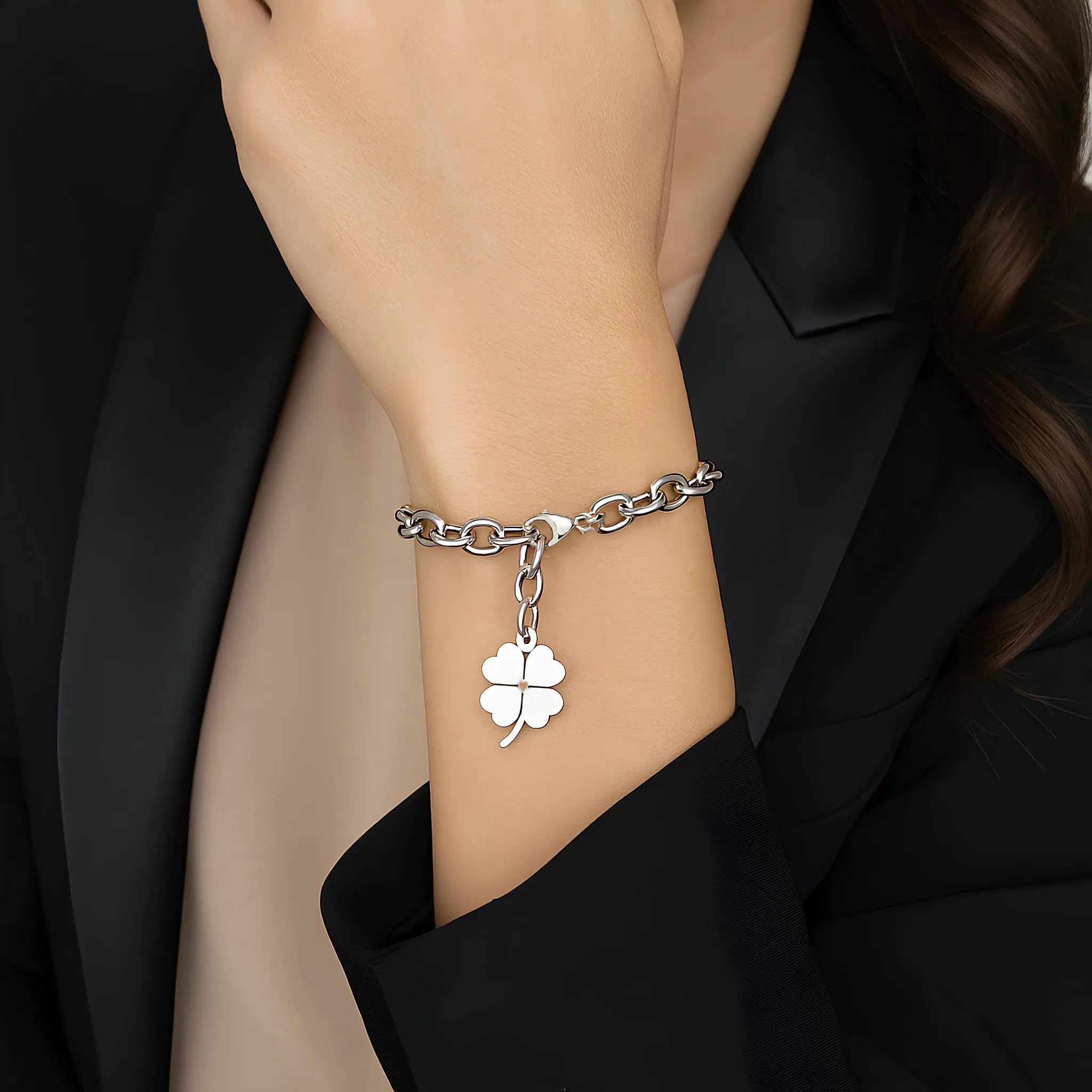 SAGA GIOIELLI® Bracciale Donna in Acciaio Portafortuna – Ciondolo a Scelta: Quadrifoglio, Coccinella o Ferro di Cavallo – Confezione Regalo Inclusa (QUADRIFOGLIO) - immagine 2