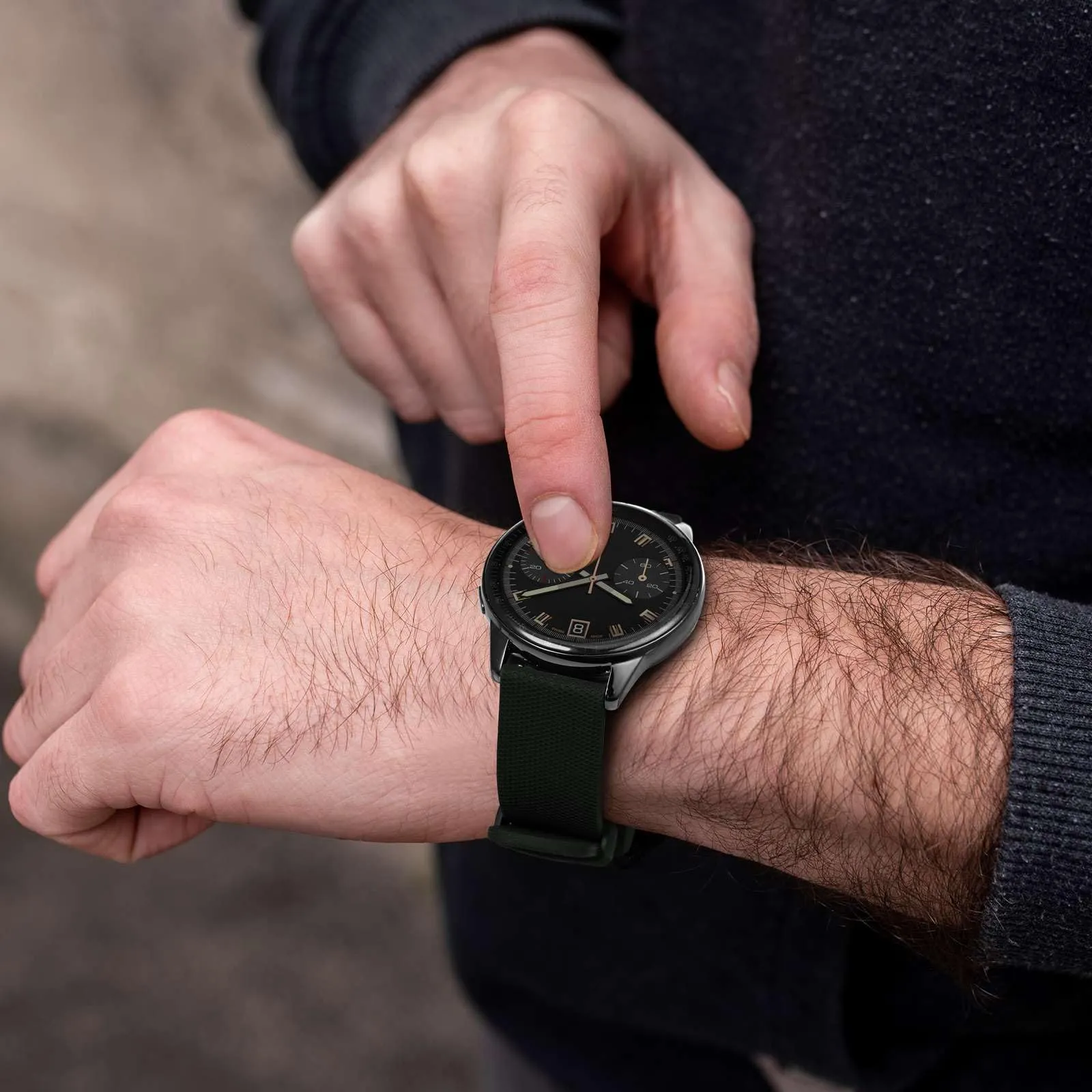 ANNEFIT Cinturino per Orologi in Silicone per Uomo Donna con Fibbia Argento, Cinturini 24mm in Gomma Morbida con Sgancio Rapido (Nero) - immagine 6