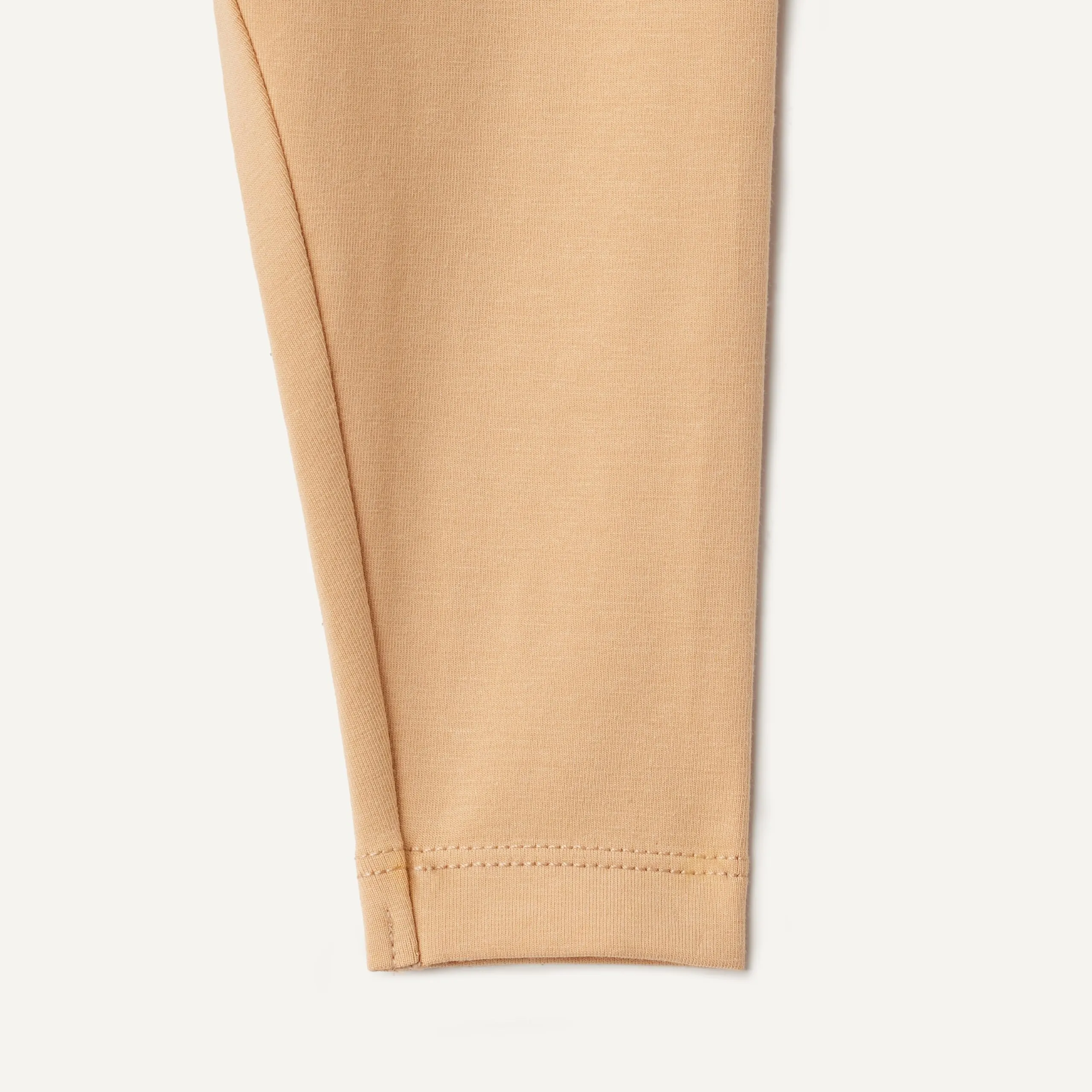Amazon Essentials x Sofia Grainge Leggings alla Caviglia Traspiranti in Cotone Unisex - Bambini e ragazzi, Confezione da 3, Avorio/Cammello Chiaro/Righe, 4 anni - immagine 3