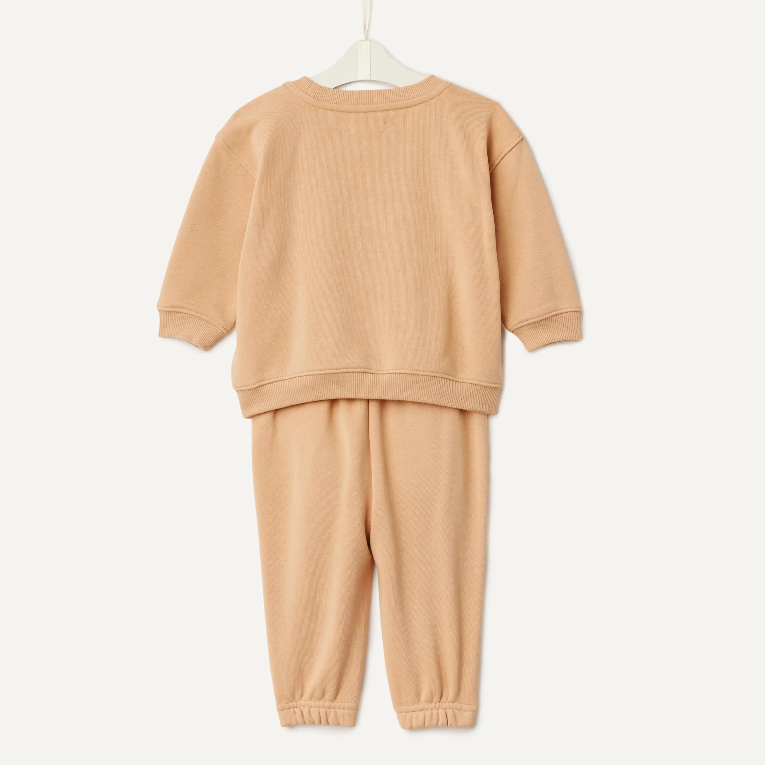 Amazon Essentials x Sofia Grainge Set Con Felpa E Pantaloni Sportivi Unisex - Bimbi 0-24, Cammello Chiaro Orsacchiotto Grande Con Cuore, 0-3 mesi - immagine 5