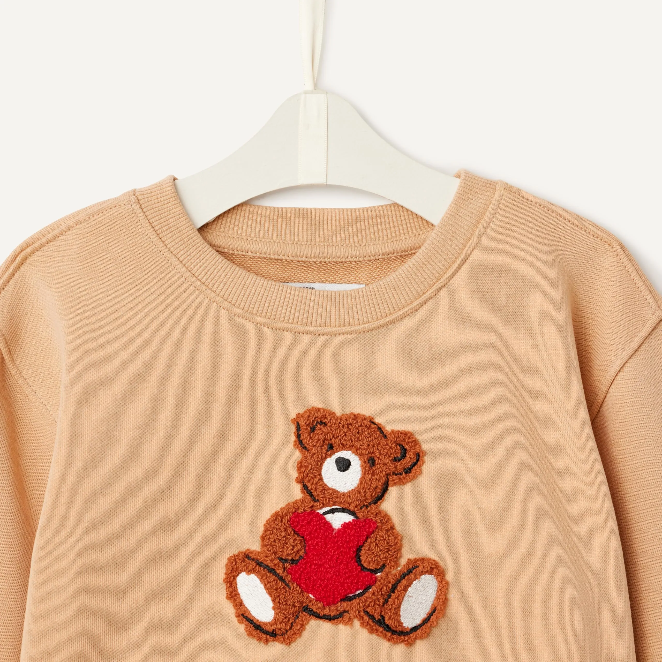 Amazon Essentials x Sofia Grainge Set Con Felpa E Pantaloni Sportivi Unisex - Bambini e ragazzi, Cammello Chiaro Orsacchiotto Grande Con Cuore, 3 anni - immagine 4