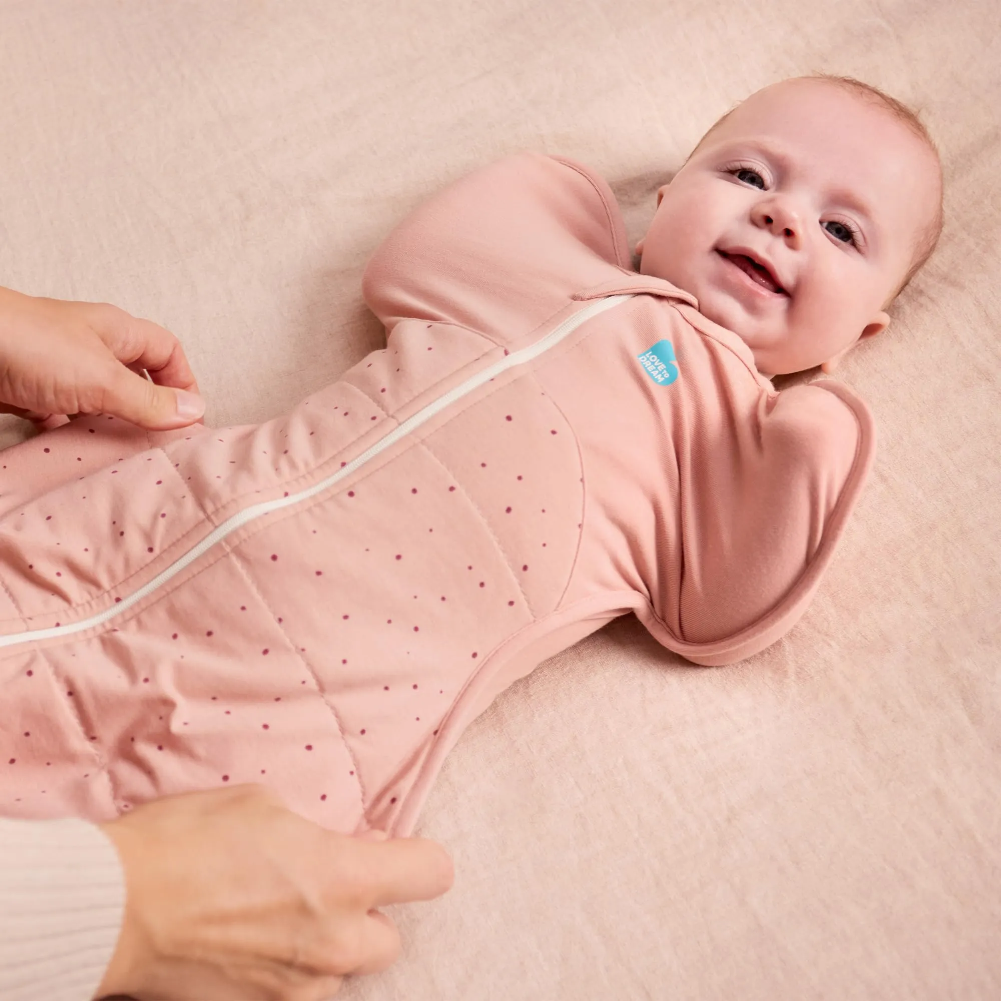 Love To Dream Swaddle UP, Neonato 2,2-3,8 kg - Rosa ciottolo | Vestibilità aderente, favorisce un sonno sano | 2,5 Tog per autunno e inverno (16–20°C) | Cotone e doppia cerniera - immagine 3