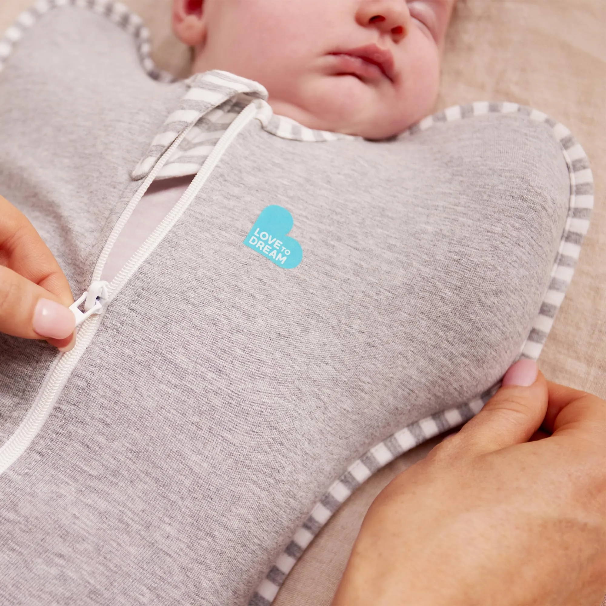 Love To Dream Swaddle UP, taglia piccola 3,5–6 kg - Rosa cipria | Vestibilità aderente, favorisce un sonno sano | 0,2 Tog per primavera ed estate (24–27°C) | Cotone e doppia cerniera - immagine 3