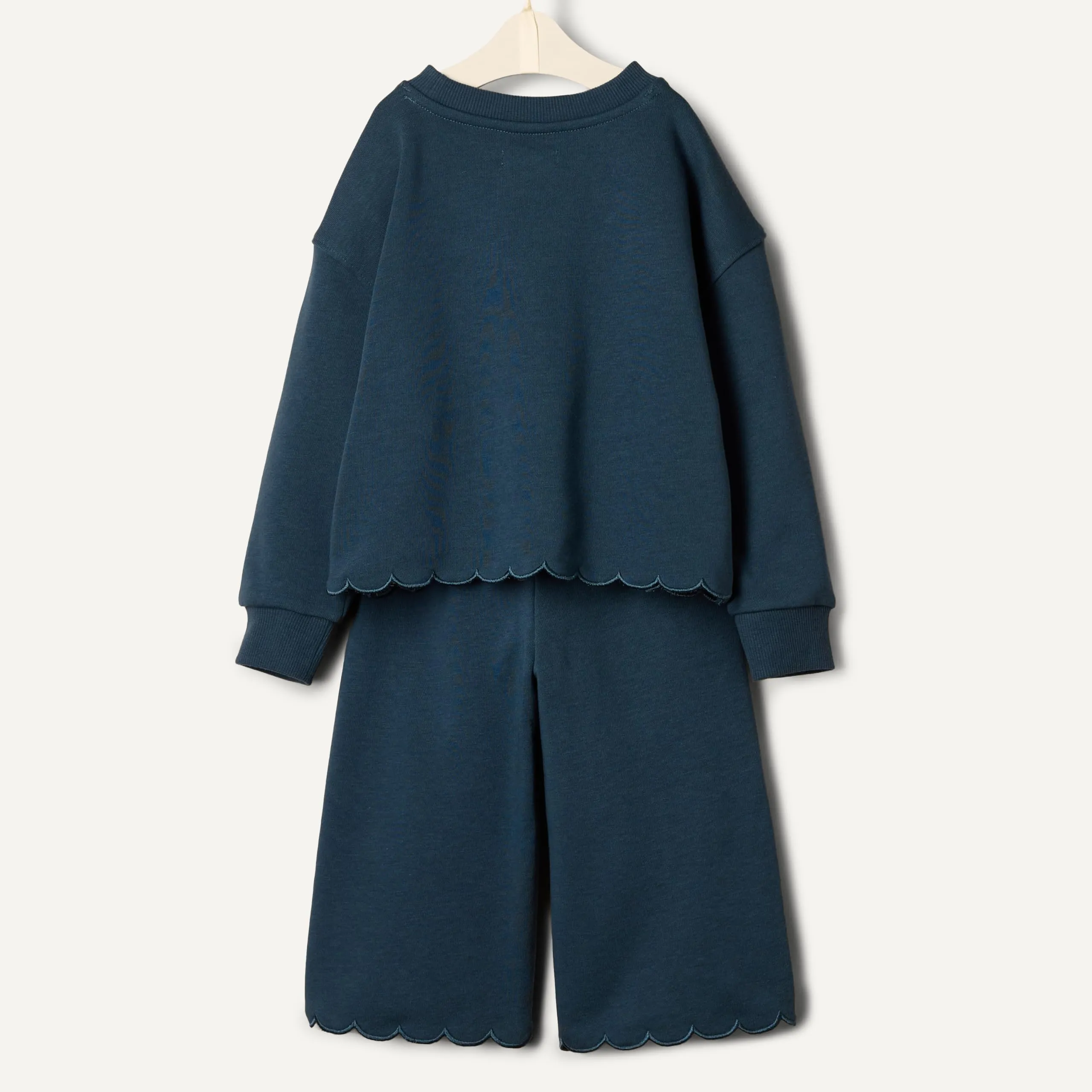 Amazon Essentials Set di Pantaloni e Top in Spugna Francese Smerlato per Bambina, Blu Scuro - immagine 5