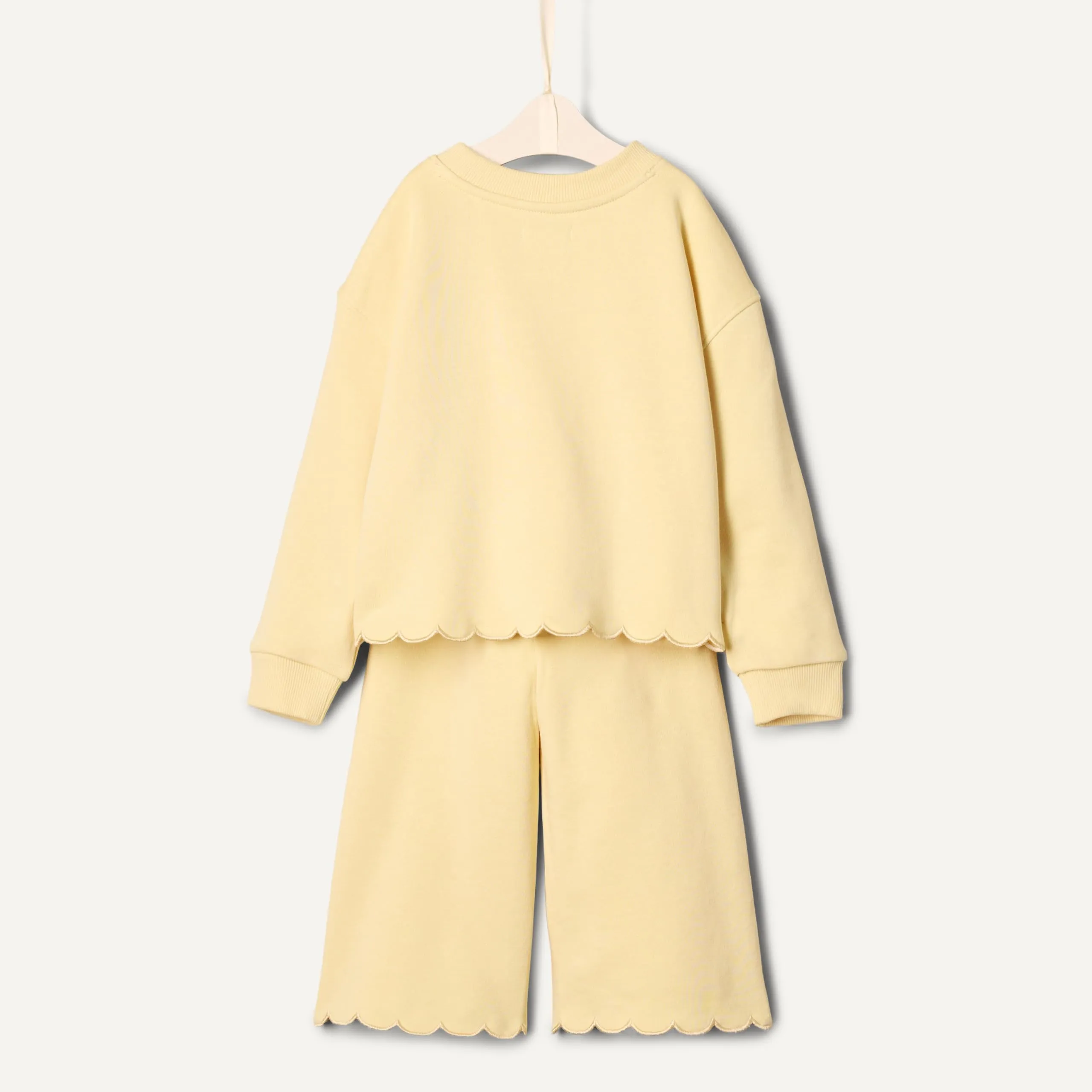Amazon Essentials Sofia Grainge, Set di Pantaloni e Top in Spugna Francese, da Bambina, Giallo Burro, 3-6 Mesi - immagine 5