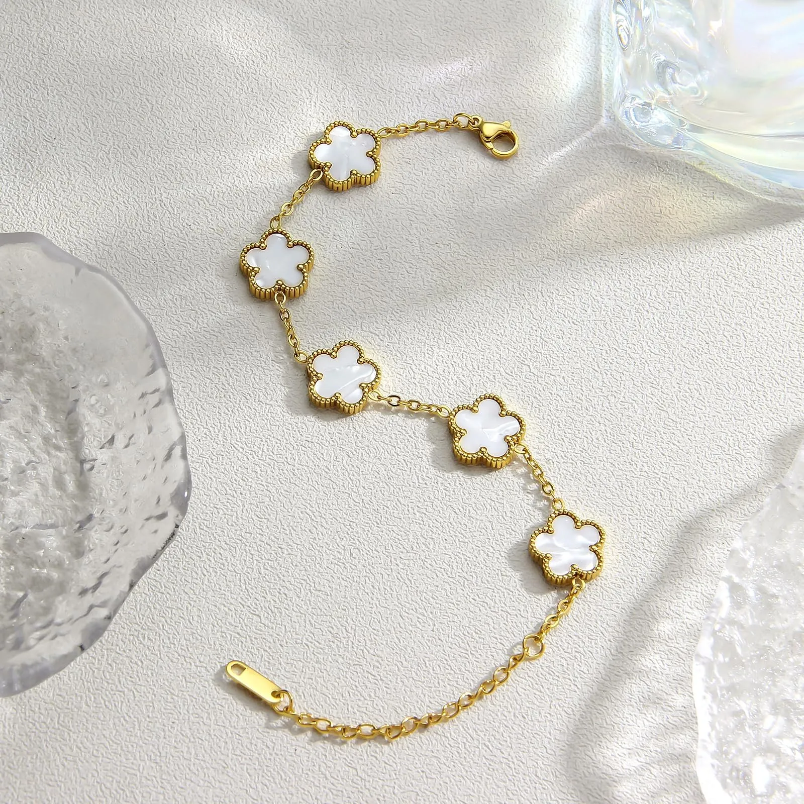 LIUYIDM Bracciale Donna Gioielli con Quadrifoglio Dorato Four Leaf Clover Bracelet Accessori Eleganti Gioielli Quadrifoglio Donna Vita Quotidiana, Regali di Compleanno con Portafortuna (Bianco) - immagine 7