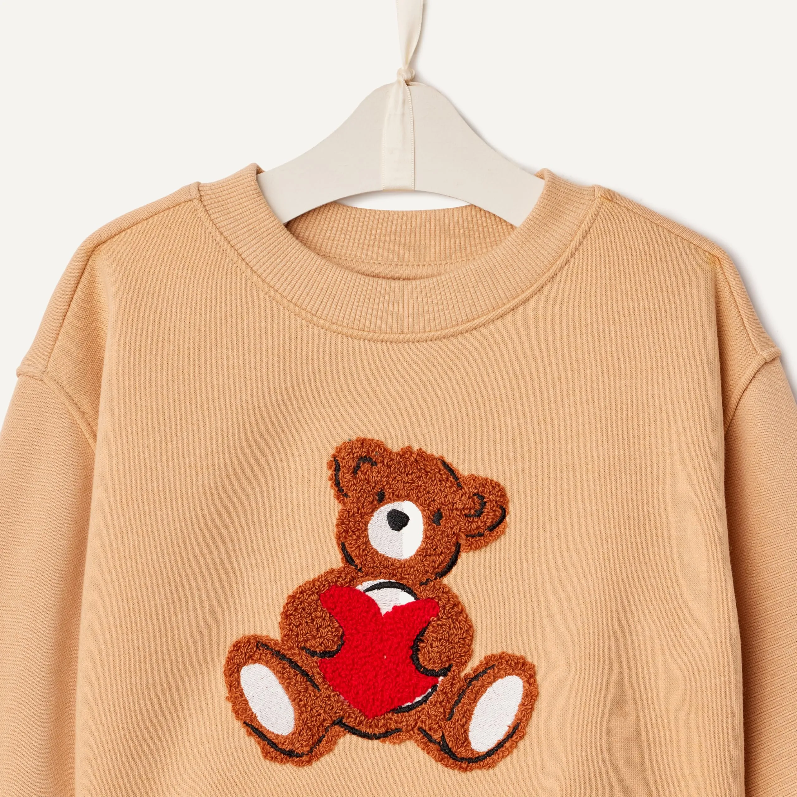 Amazon Essentials X Sofia Grainge - Set con Pantaloni e Top in Spugna Francese, Unisex, Cammello Chiaro, Cuore Grande Orso, 2T - immagine 4