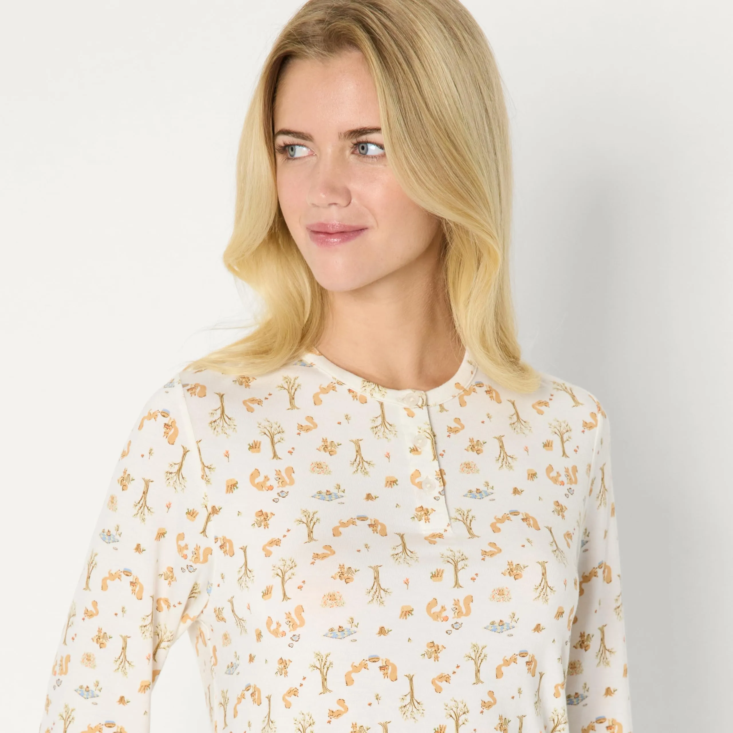 Amazon Essentials x Sofia Grainge Set Pigiama a Maniche Lunghe Stile Henley Donna, Avorio Picnic con Scoiattoli, L - immagine 3
