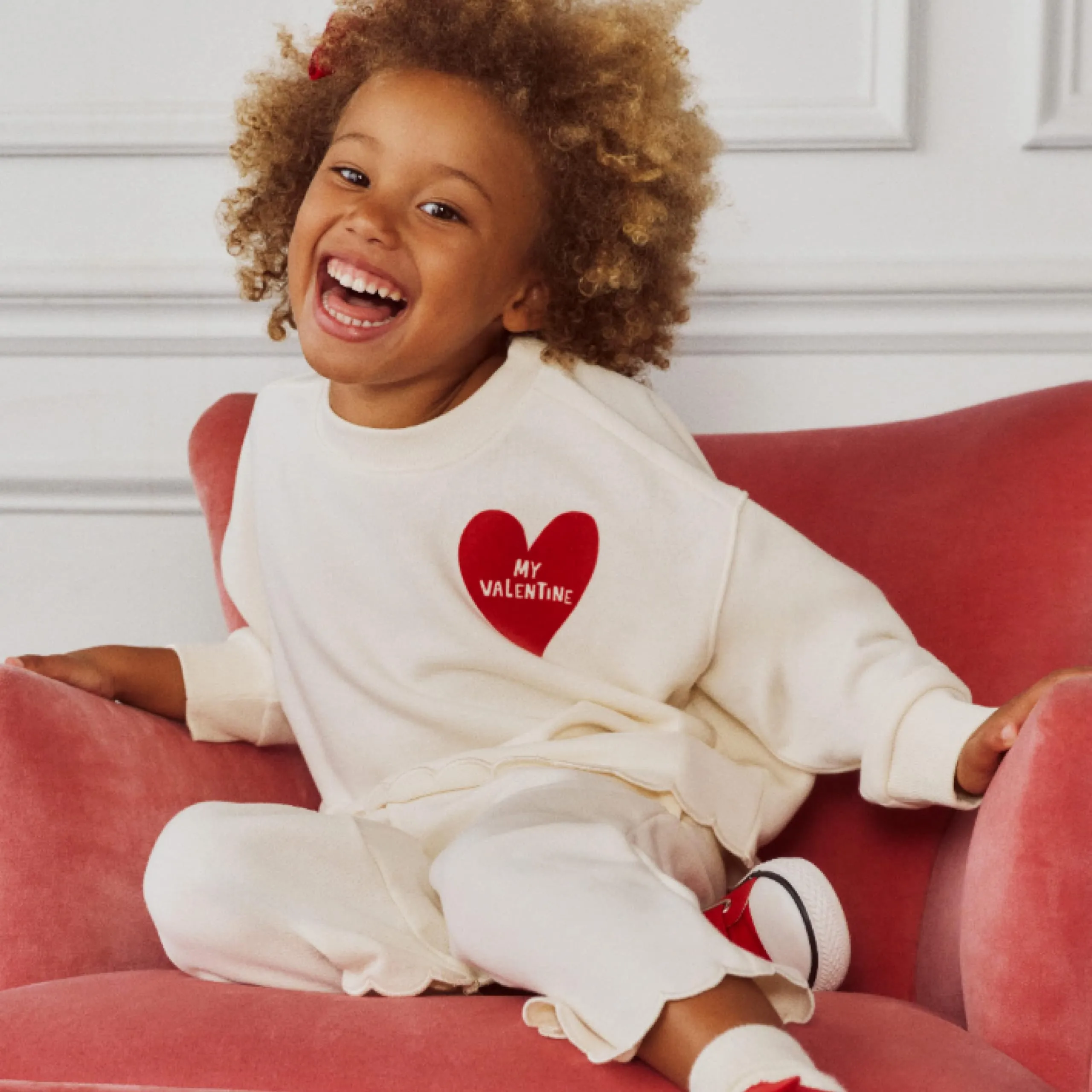 Amazon Essentials X Sofia Grainge - Completo con Pantaloni e Top in Spugna Francese, Unisex, per San Valentino, 24 Mesi - immagine 2