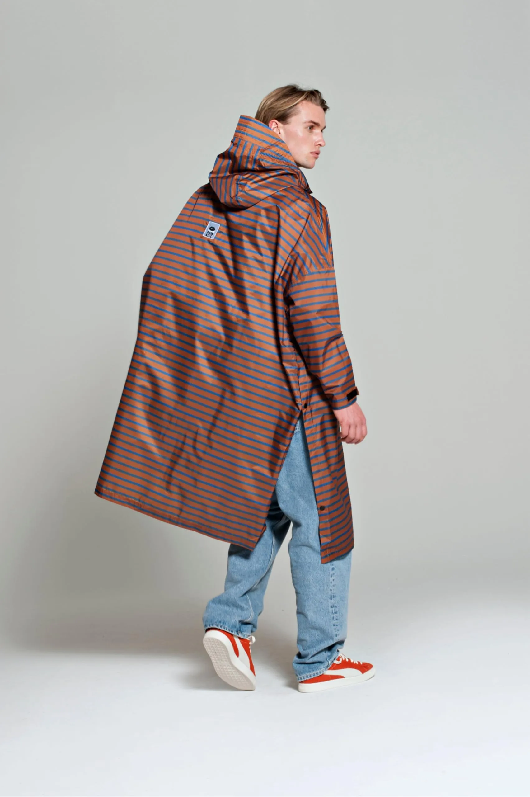 Rainkiss Poncho antipioggia per adulti, impermeabile, senza PFAS, taglia unica, marrone/blu, 100% poliestere riciclato, design: Breton Blue, marrone, taglia unica - immagine 3