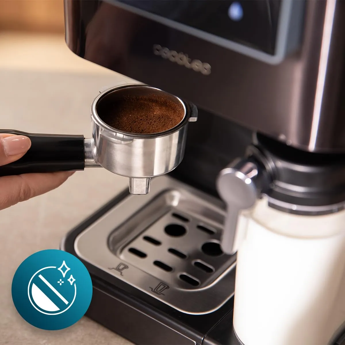 Cecotec Macchina da Caffè Espresso Semiautomatica Power Espresso ColdBrew Latte Scuro.1350W, 20Bar, Freddo, Tiepido, Caldo, Schermo Tattile, Serbatoio Acqua 1.5L, Serbatoio Latte 500ml, Doppio Braccio - immagine 10