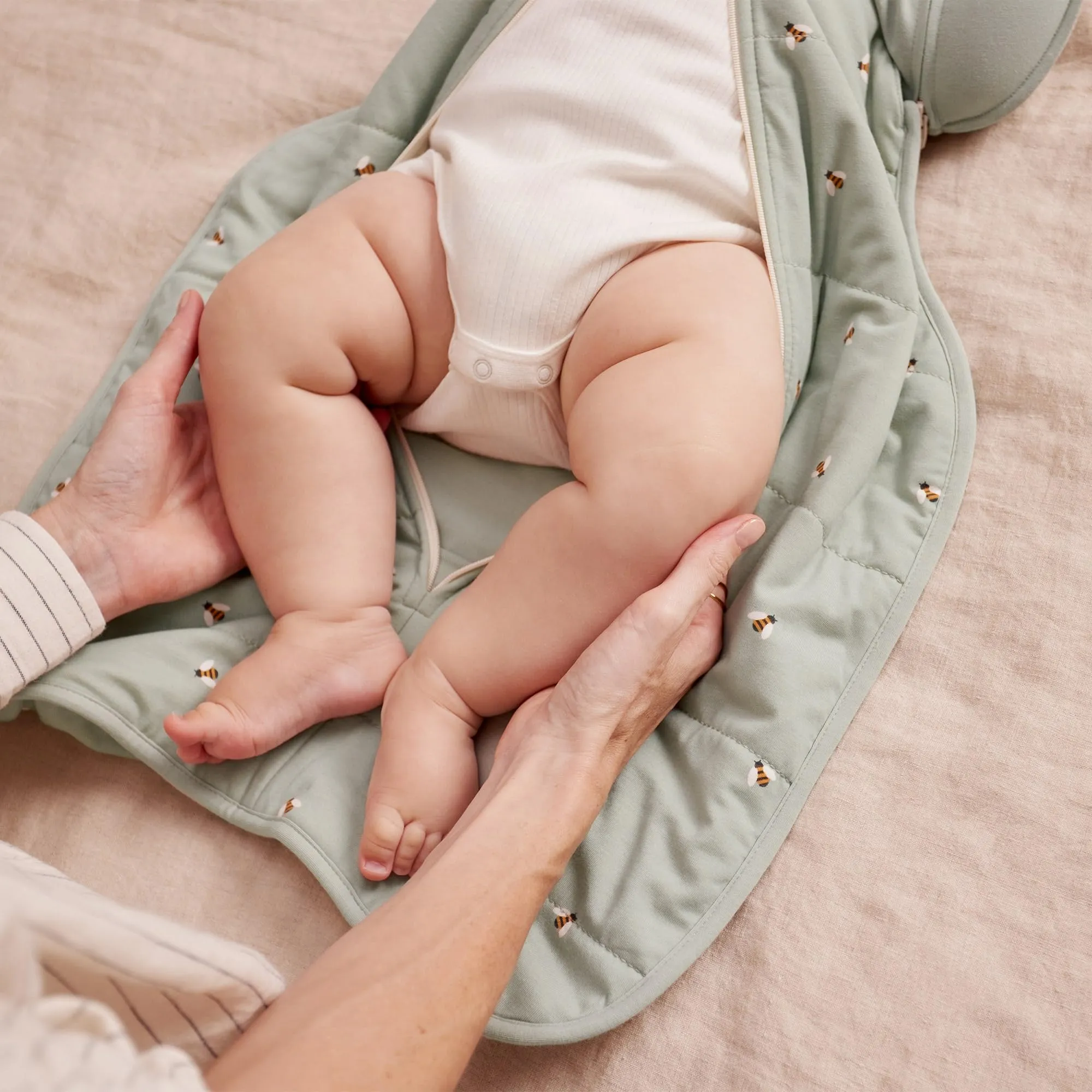 Love To Dream Swaddle UP, taglia piccola 3,5-6 kg - Cotone Api Oliva | Vestibilità aderente, favorisce un sonno sano | 2,5 Tog per autunno e inverno (16–20°C) | Cotone e doppia cerniera - immagine 9