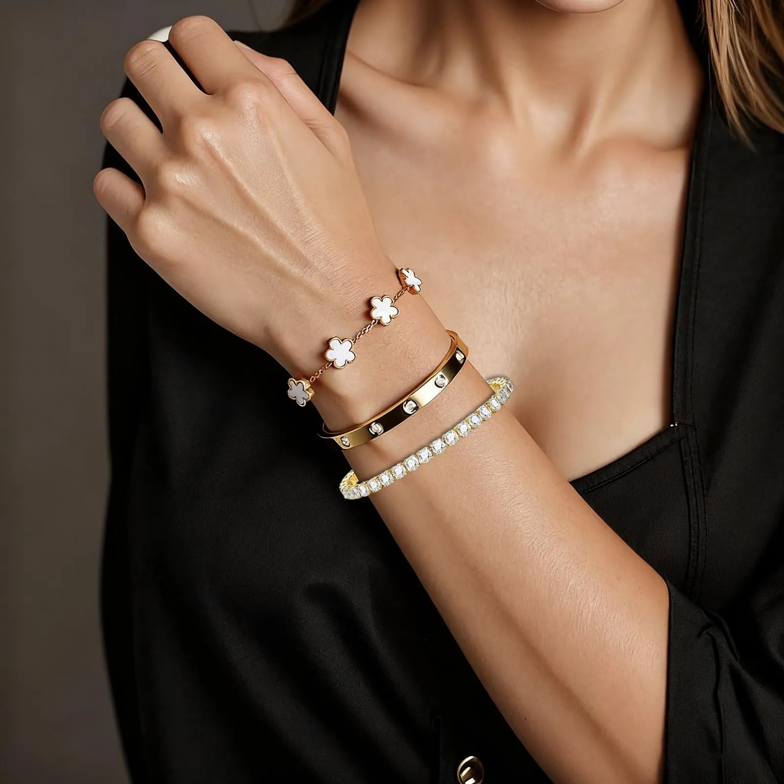 LIUYIDM Bracciale Donna Gioielli 3 Pezzi con Quadrifoglio Dorato Four Leaf Clover Bracelet Accessori Eleganti Gioielli Quadrifoglio Donna Vita Quotidiana, Regali di Compleanno Bianco (Con scatola) - immagine 4