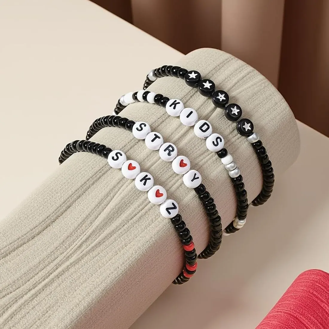 DEFGNOP Stray Kids Set di Collana in Acciaio al Titanio con 4 Braccialetti in Acrilico e 2 Photocard SKZ, Regali Kpop, Bracciale Kpop Merch e Collier per Uomini e Donne - immagine 3