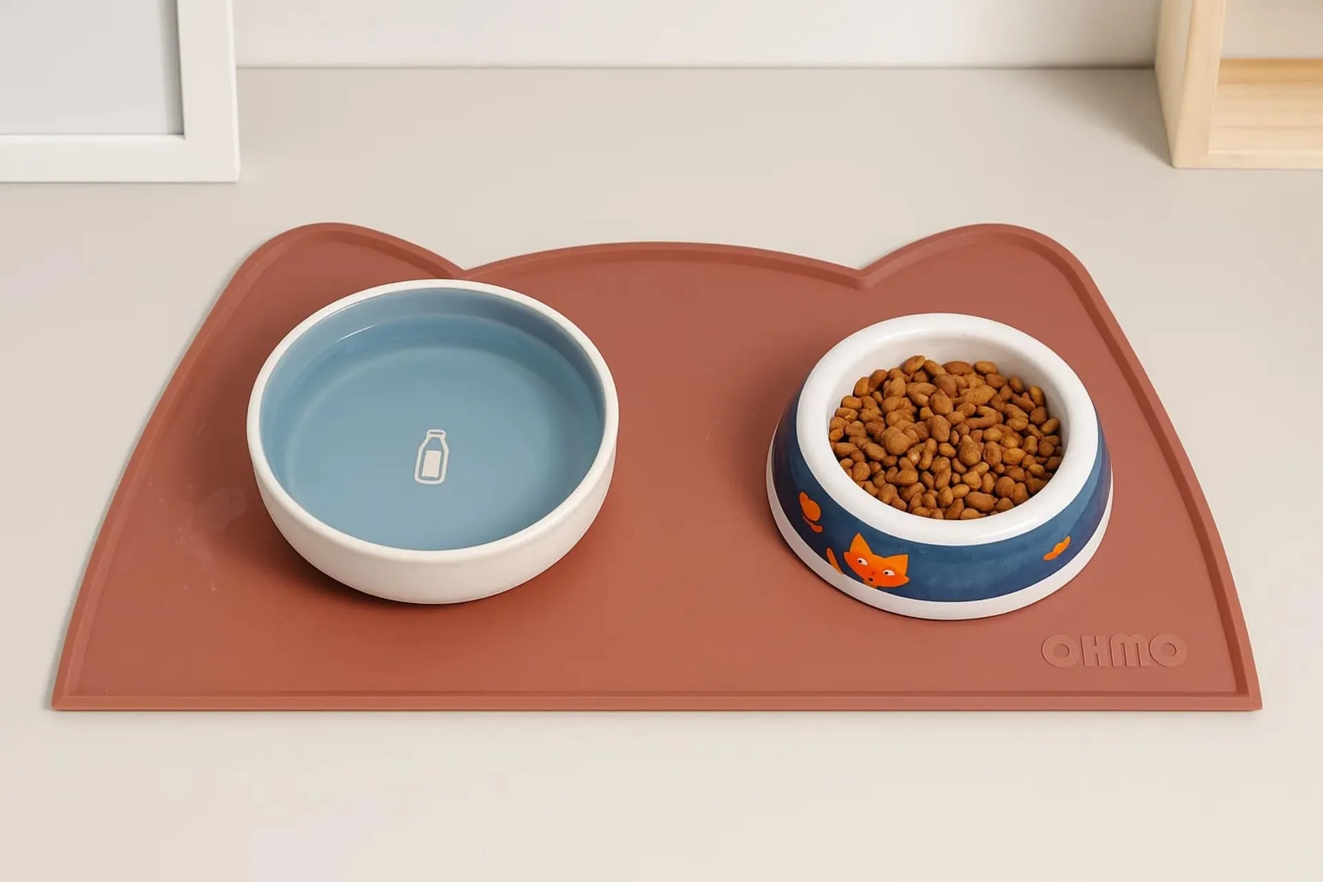 OHMO Piccole Tappetino Ciotola per Cani e Gatti in Silicone, Impermeabile Antiscivolo a Prova di Fuoriuscita per Cibo e Acqua, Facile da Pulire, 46x25 cm, Eritrinus - immagine 4