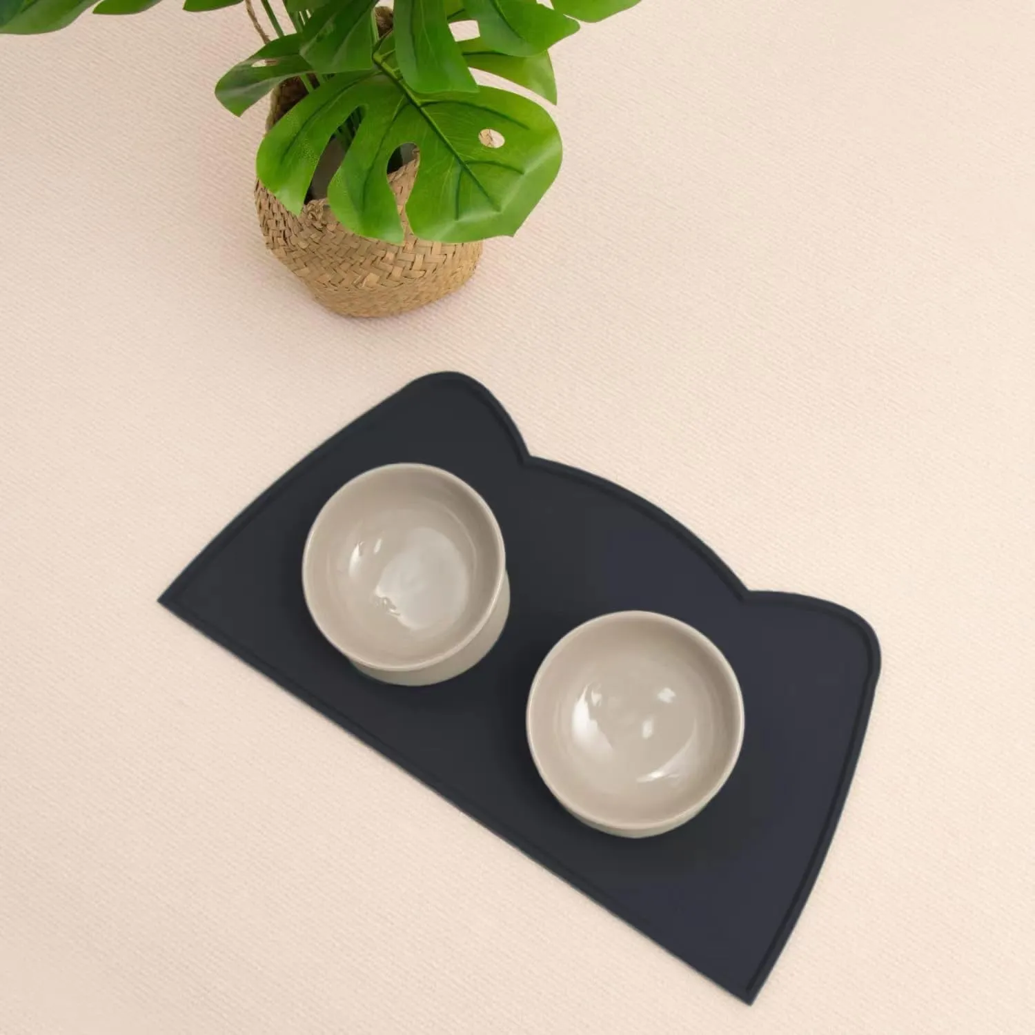OHMO Piccole Tappetino Ciotola per Cani e Gatti in Silicone, Impermeabile Antiscivolo a Prova di Fuoriuscita per Cibo e Acqua, Facile da Pulire, 46x25cm, Nero - immagine 2