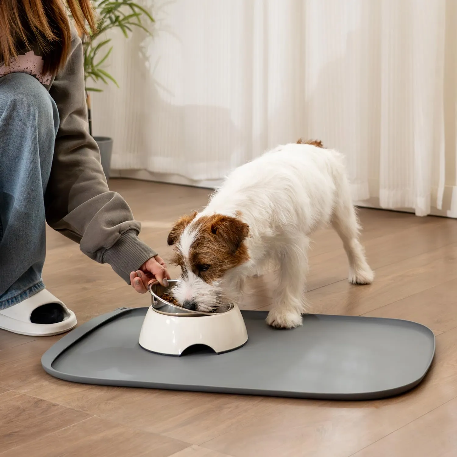 Conlun Tappetino per Cibo di Cane con Tascone Laterale & Foro per Gancetto, Bordi Morbidi Rialzati, Facile da Pulire Impermeabile Antiscivolo in Silicone per Ciotola d'Acqua (46x30cm,Grigio) - immagine 9