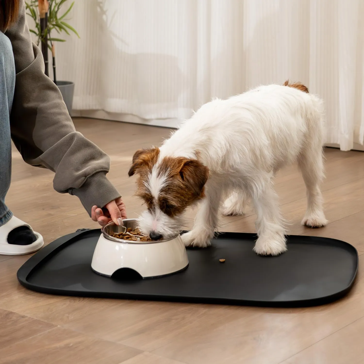 Conlun Tappetino per Cibo di Cane con Tascone Laterale & Foro per Gancetto, Bordi Morbidi Rialzati, Facile da Pulire Impermeabile Antiscivolo in Silicone per Ciotola d'Acqua (46x30cm,Nero) - immagine 9
